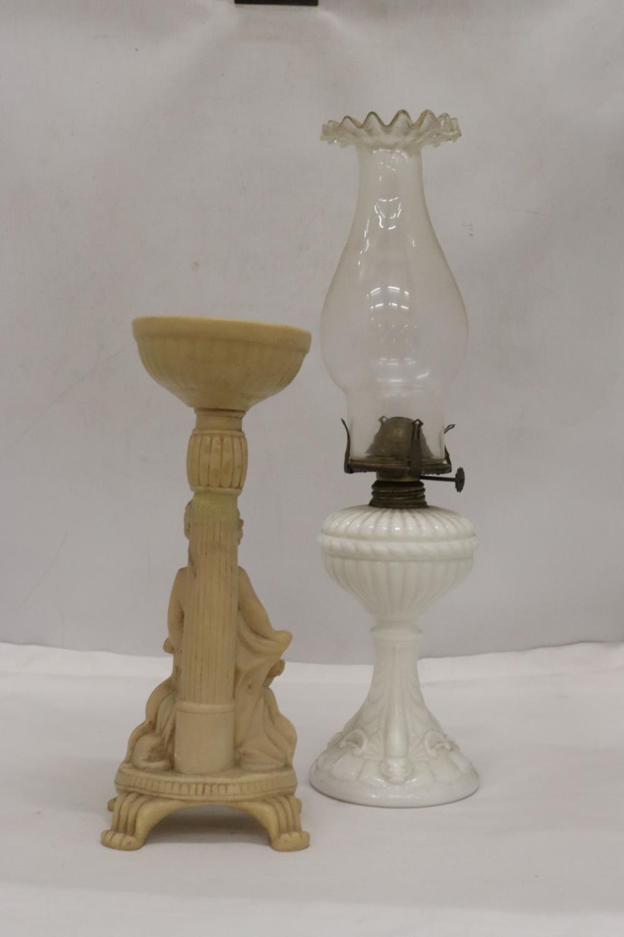 A WHITE BASED GLASS FLUTED SHADE OIL LAMP AND A CHERUB DESIGN FLOWER ARRANGIMG STAND - Image 5 of 5