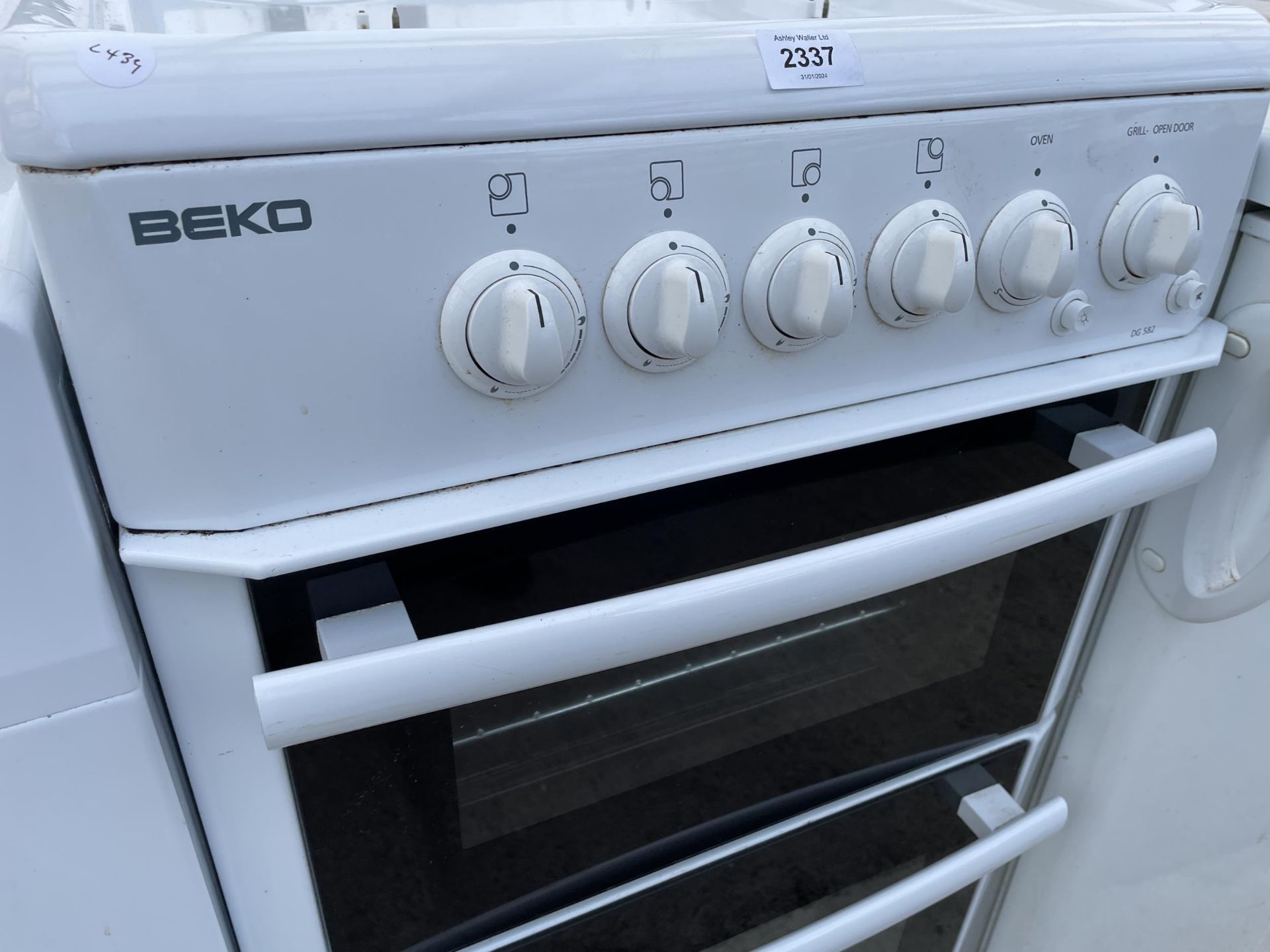 A WHITE AND BLACK FREESTANDING GAS OVEN AND HOB - Bild 2 aus 4
