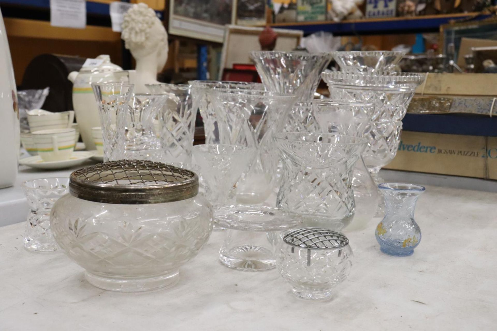 A LARGE QUANTITY OF GLASSWARE TO INCLUDE VASES AND ROSE BOWLS - Image 2 of 6