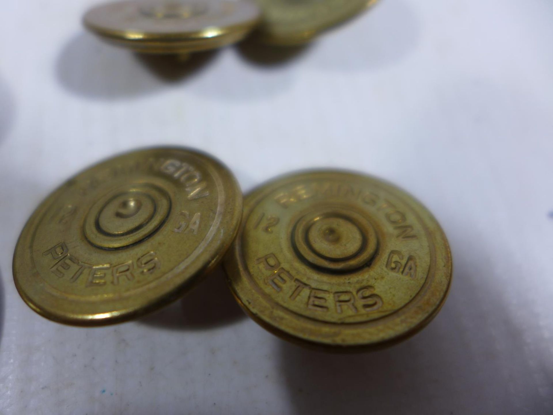 A SET OF TWELVE REMINGTON TWELVE GAUGE SHOTGUN BUTTONS - Bild 2 aus 4