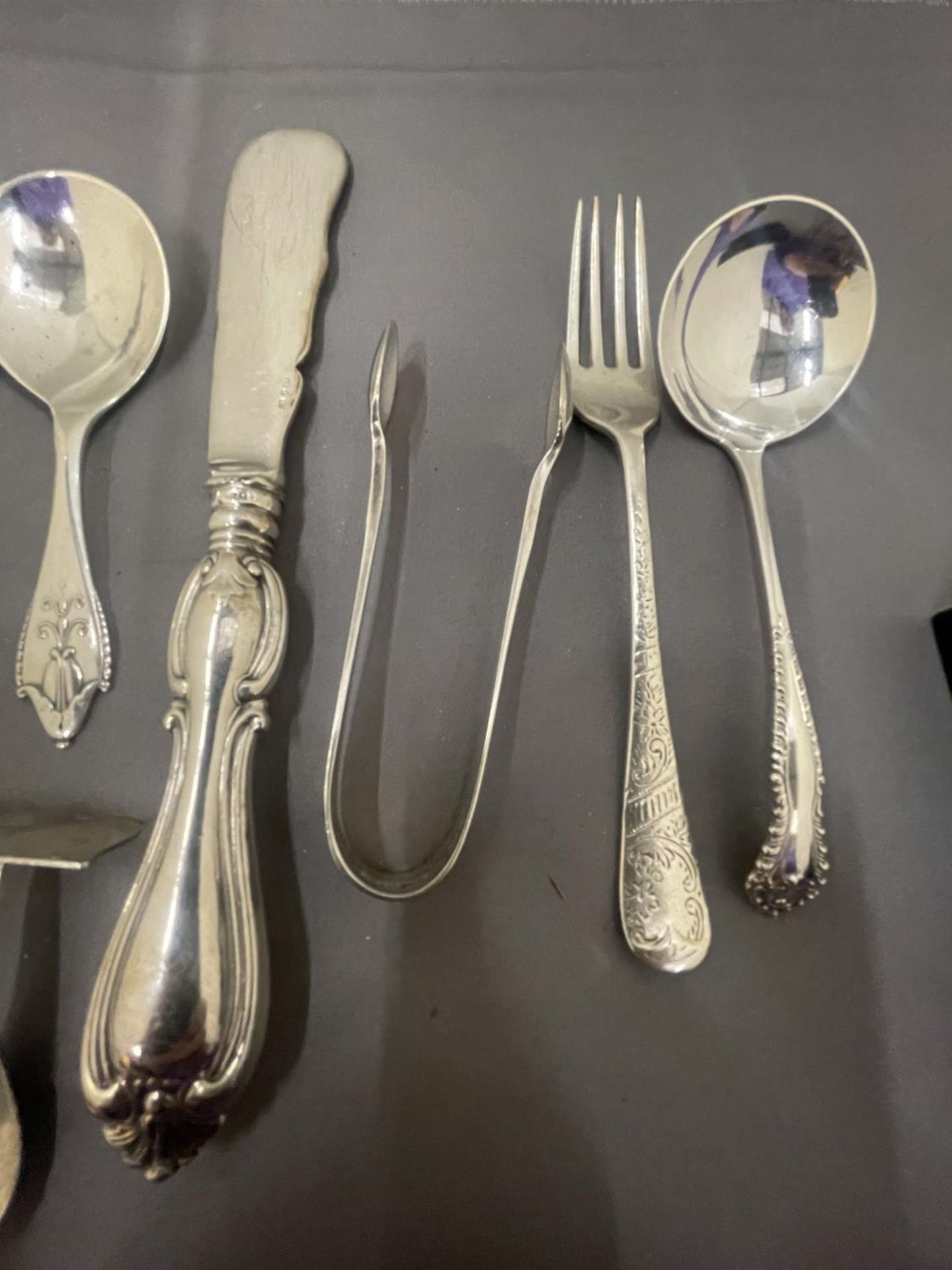 EIGHT VARIOUS MARKED SILVER ITEMS TO INCLUDES SPOONS, NIPS, FORKS ETC GROSS WEIGHT 167 GRAMS - Image 6 of 10