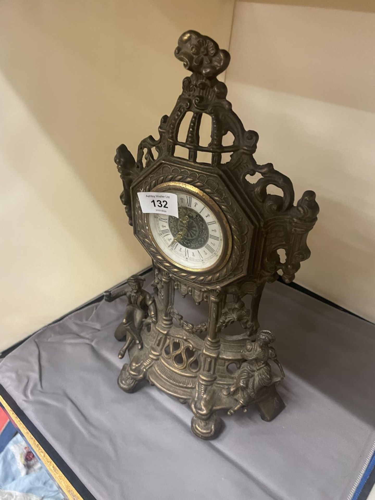 AN ORNATE VINTAGE BRASS STAND UP CLOCK, HEIGHT 36CM - Image 2 of 4