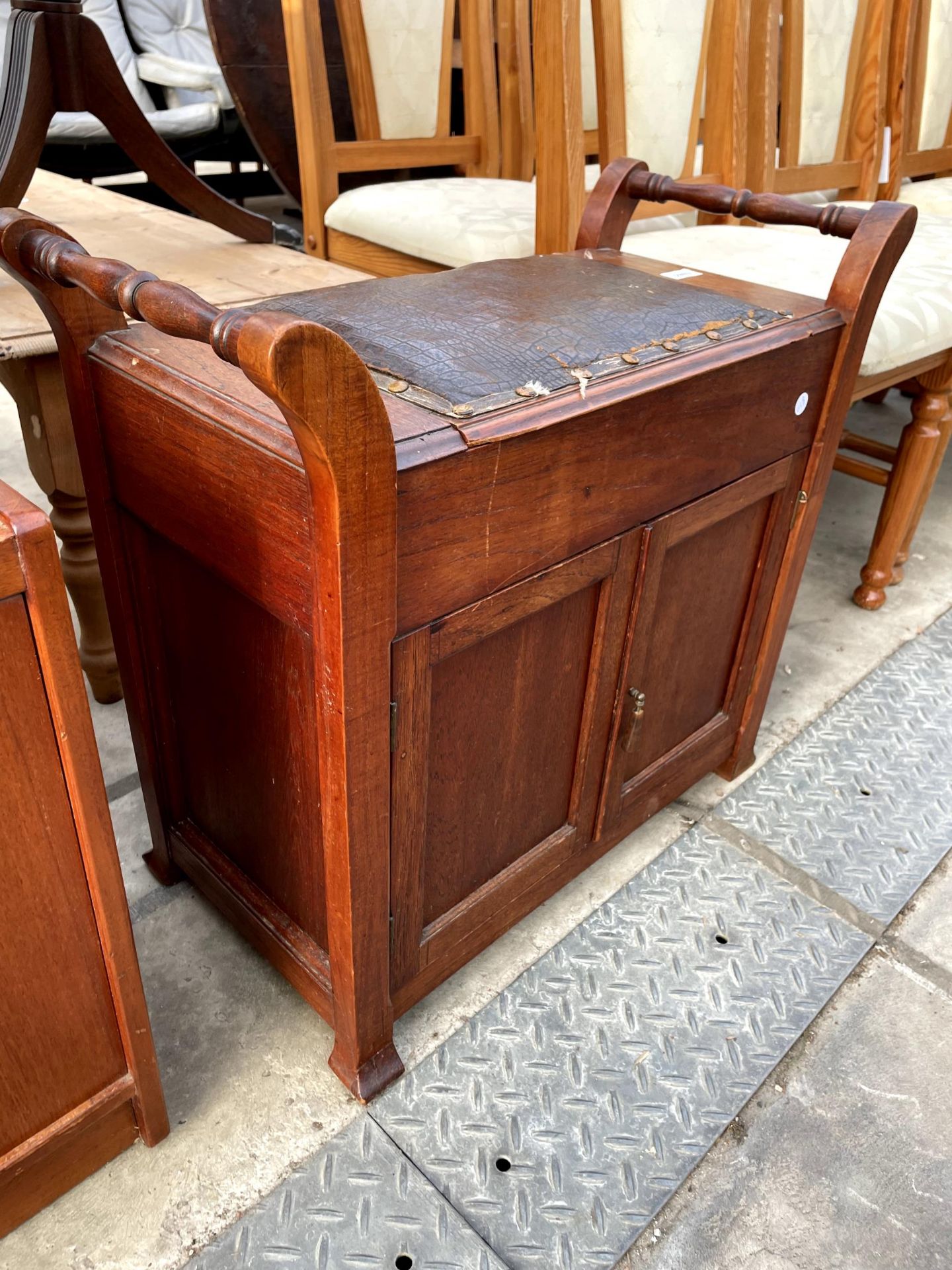 AN EARLY 20TH CENTURY PIANO STOOL ENCLOSING CUPBOARDS, LIFT-UP SEAT AND TURNED CARRYING HANDLE - Image 3 of 3