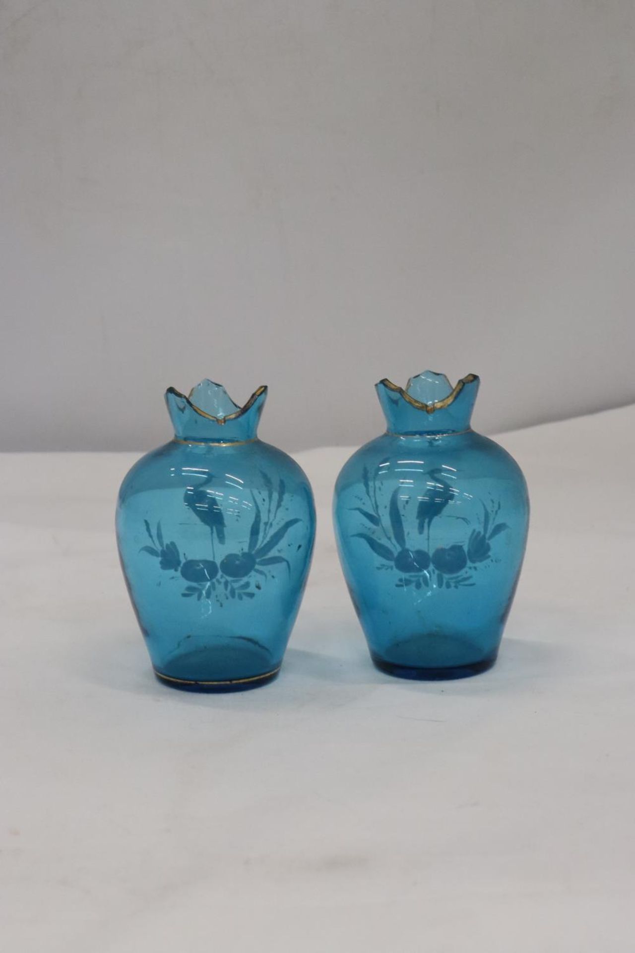 A PAIR OF SMALL BLUE MARY GREGORY STYLE ETCHED VASES, HEIGHT 12CM - Image 3 of 4