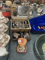 A LARGE QUANTITY OF COSTUME JEWELLERY TO INCLUDE RINGS, NECKLACES, BANGLES, PENDANTS, ETC PLUS A
