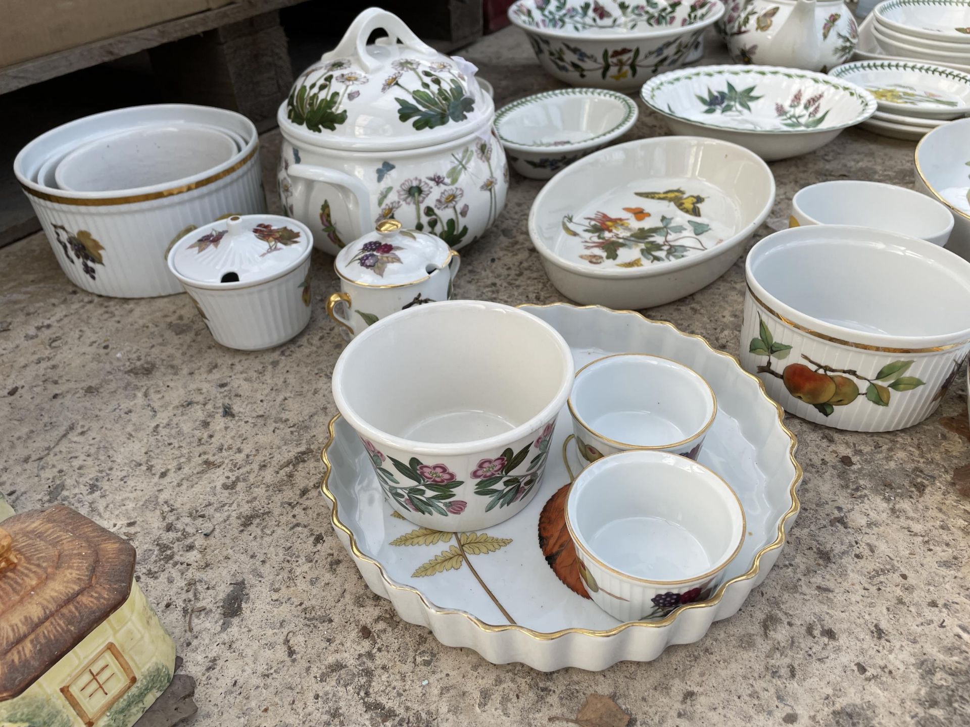 A LARGE ASSORTMENT OF ROYAL WORCESTER AND PORT MERION ITEMS TO INCLUDE DISHES, TUREENS AND BOWLS ETC - Image 2 of 5