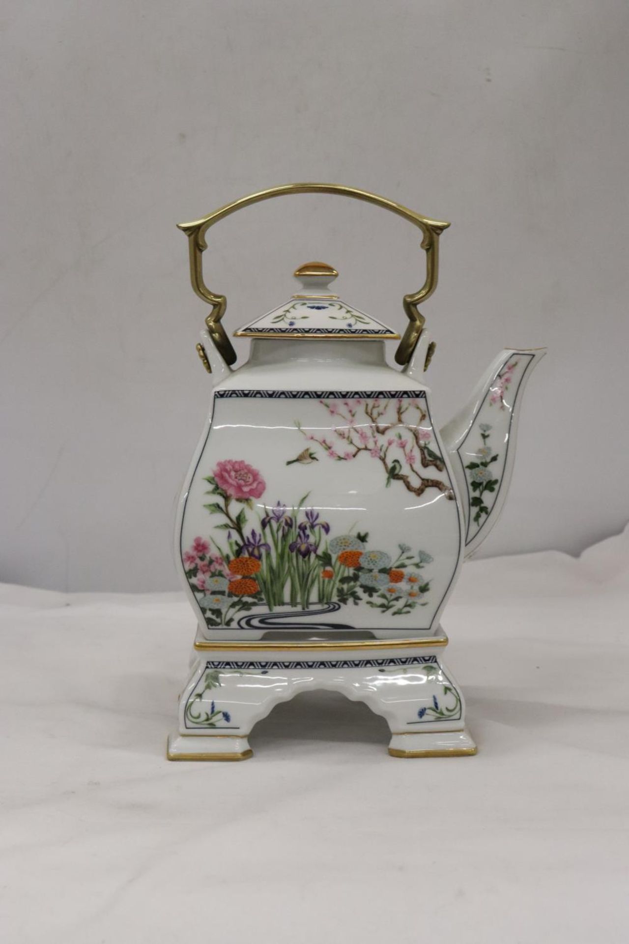 A FRANKLIN PORCELAIN 'THE BIRDS AND FLOWERS OF THE ORIENT' TEAPOT BY NAOKO NOBATA WITH 22CT GOLD - Image 7 of 7