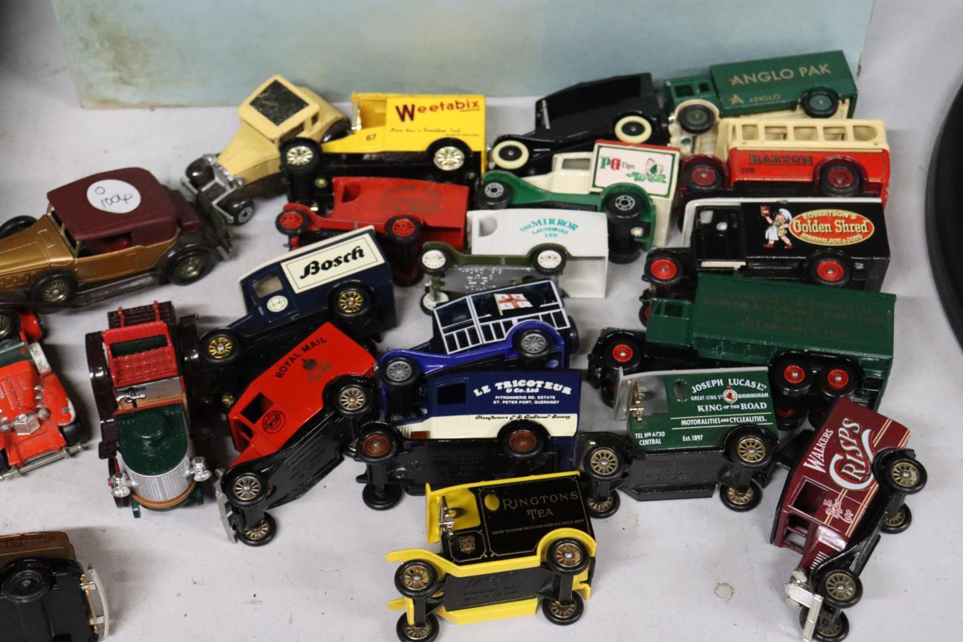 A QUANTITY OF VINTAGE MODEL CARS TO INCLUDE LLEDO, MATCHBOX, DAYS GONE, ETC., - Image 4 of 4