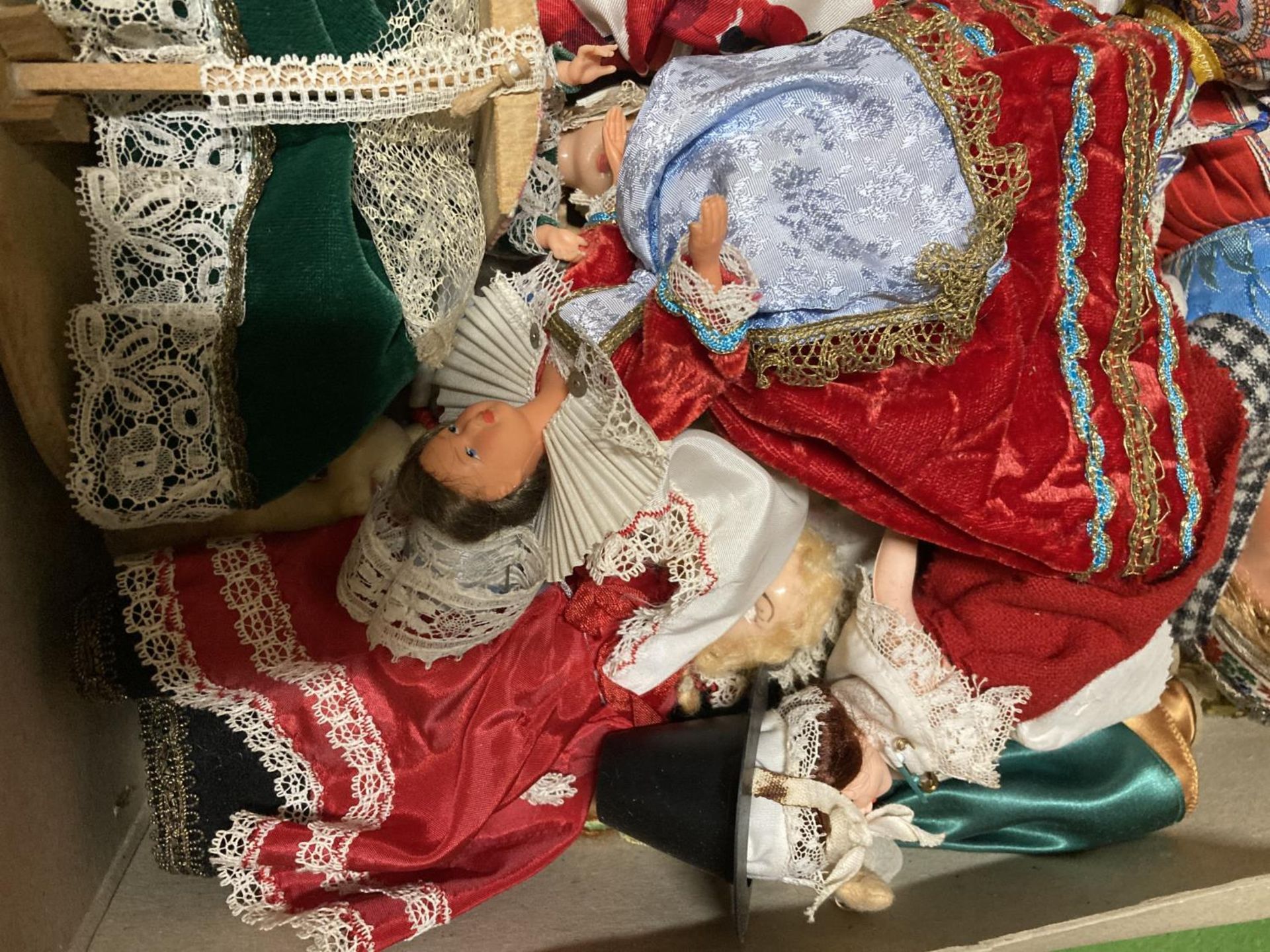 A LARGE COLLECTION OF DOLLS FROM AROUND THE WORLD - Image 3 of 4