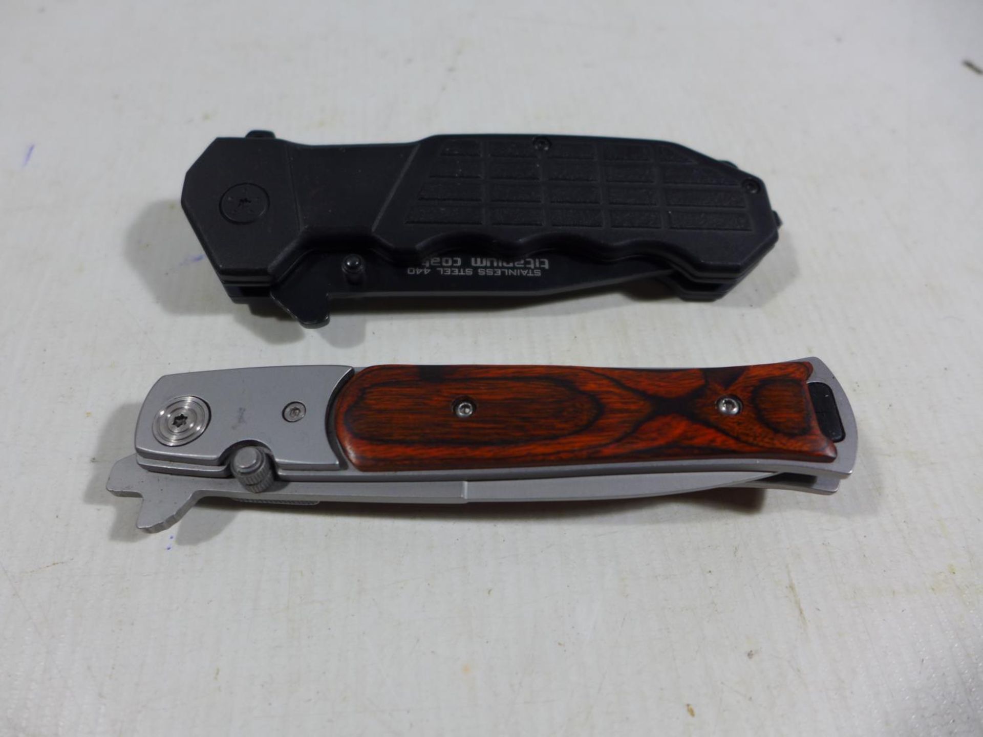 TWO FOLDING KNIVES TO INCLUDE A KOMBAT TACTICAL, 10CM BLADES - Bild 3 aus 3