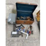 A VINTAGE METAL TRUNK WITH AN ASSORTMENT OF TOOLS TO INCLUDE A RECORD WOOD PLANE, G CLAMPS AND