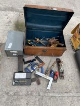 A VINTAGE METAL TRUNK WITH AN ASSORTMENT OF TOOLS TO INCLUDE A RECORD WOOD PLANE, G CLAMPS AND