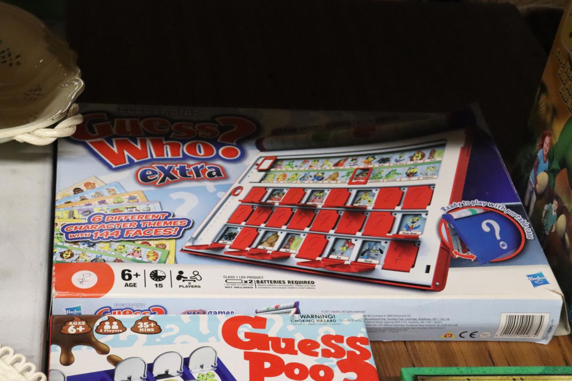 A QUANTITY OF BOARD GAMES, ETC TO INCLUDE GUESS WHO, DINO BITE, GADGET SHOP SCIENCE PENALTY SHOOT - Image 4 of 6