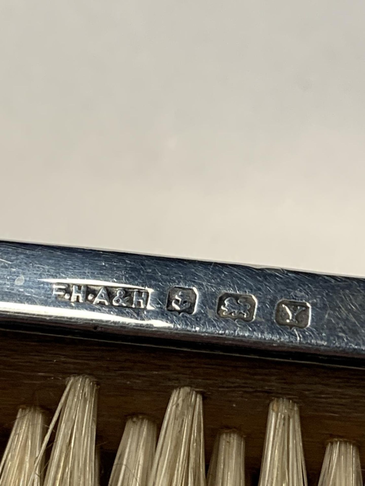 A HALLMARKED BIRMINGHAM SILVER BRUSH AND A MARKED STERLING BUTTER KNIFE - Image 5 of 5