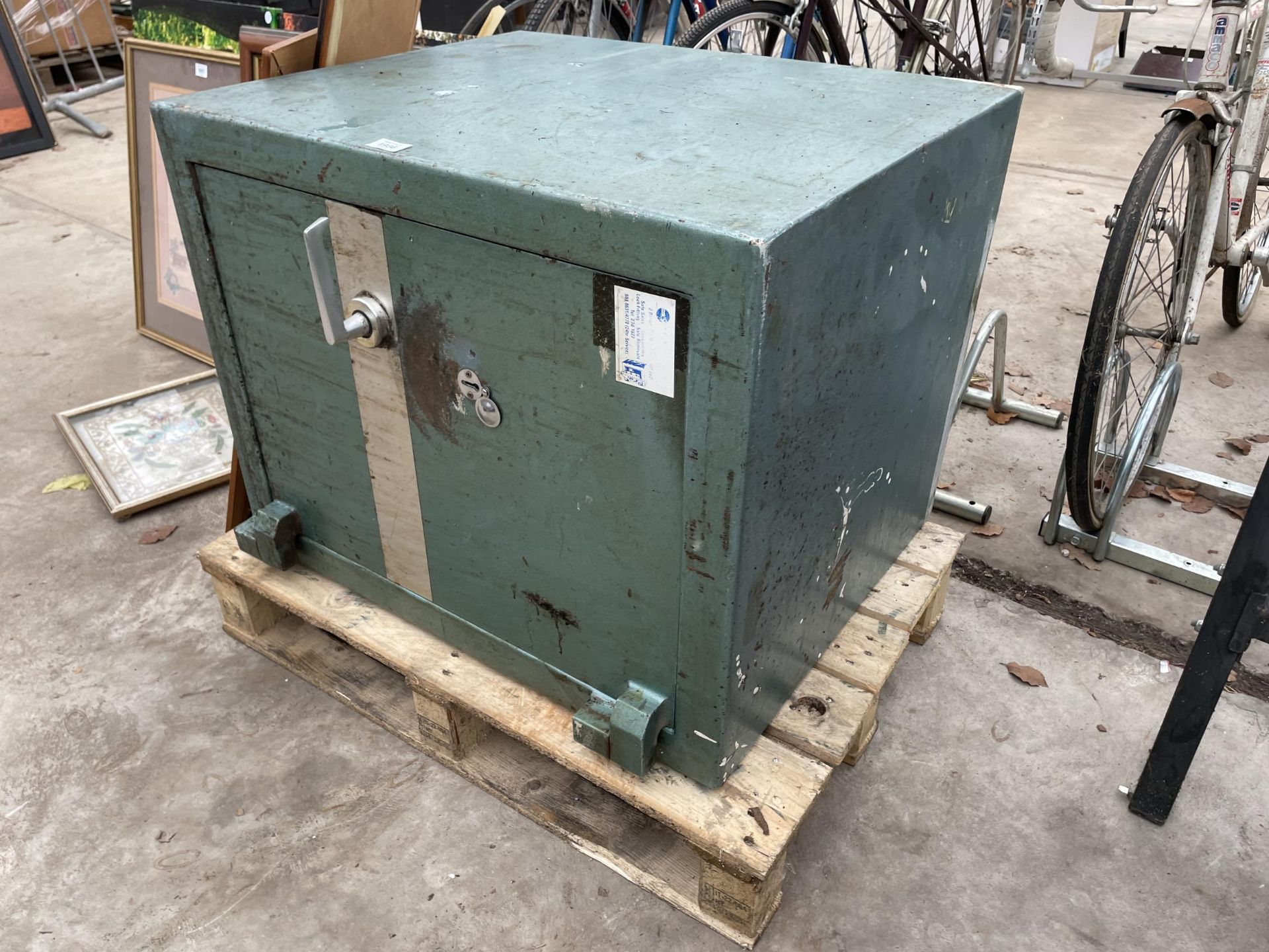 A LARGE HEAVY DUTY SAFE WITH KEY IN THE OFFICE - Image 2 of 9