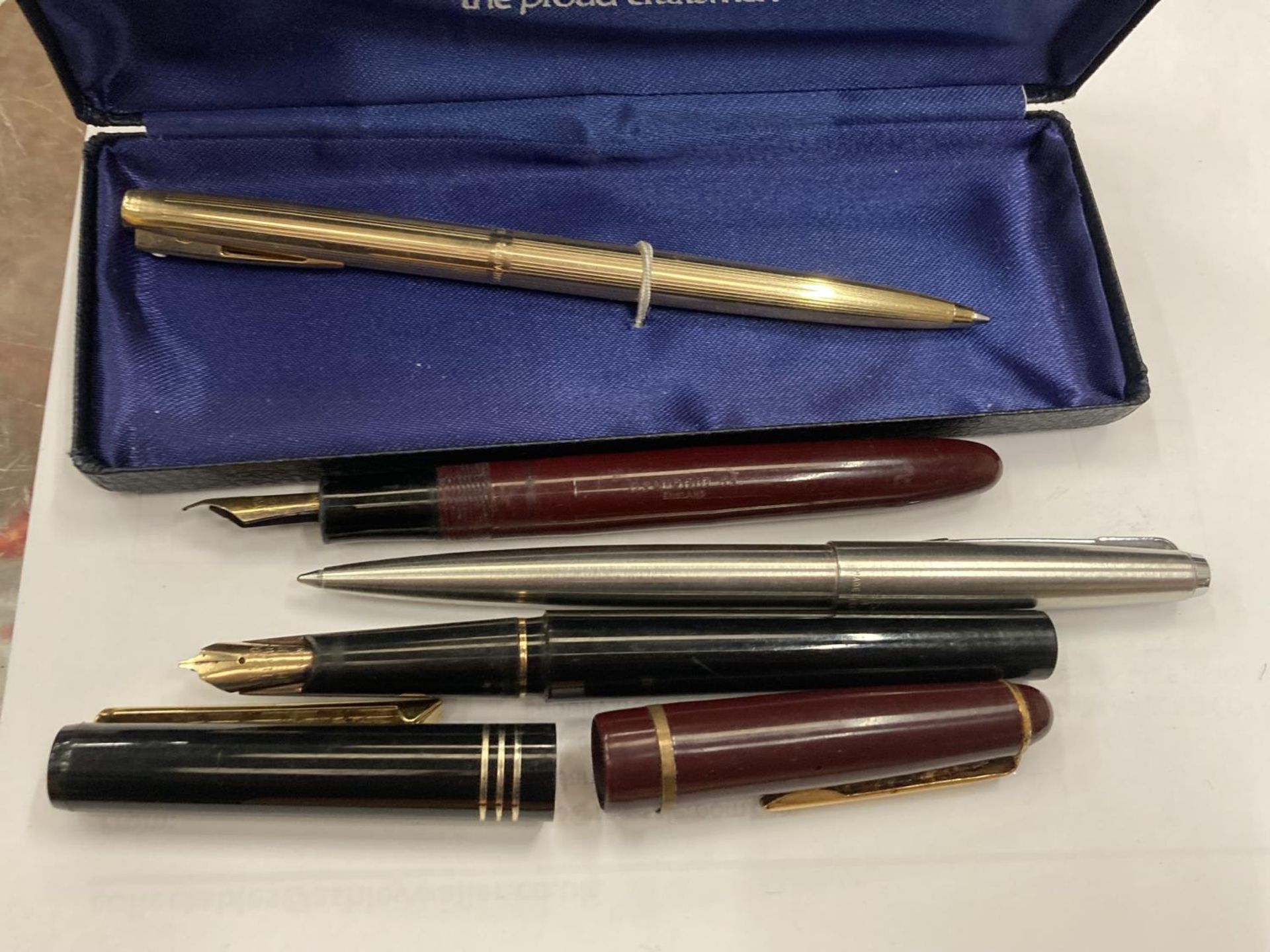 FOUR VINTAGE PENS TO INCLUDE A PARKER BIRO AND TWO FOUNTAIN PENS - Image 3 of 3