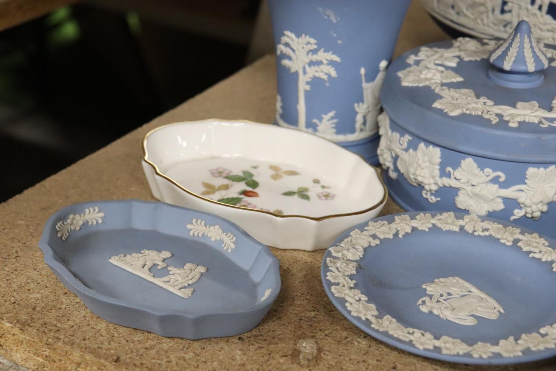 AN ANTIQUE BLUE JASPERWARE JARDINIERE TOGETHER WITH OTHER WEDGWOOD ITEMS TO INCLUDE A CLEMENTINE - Image 4 of 4