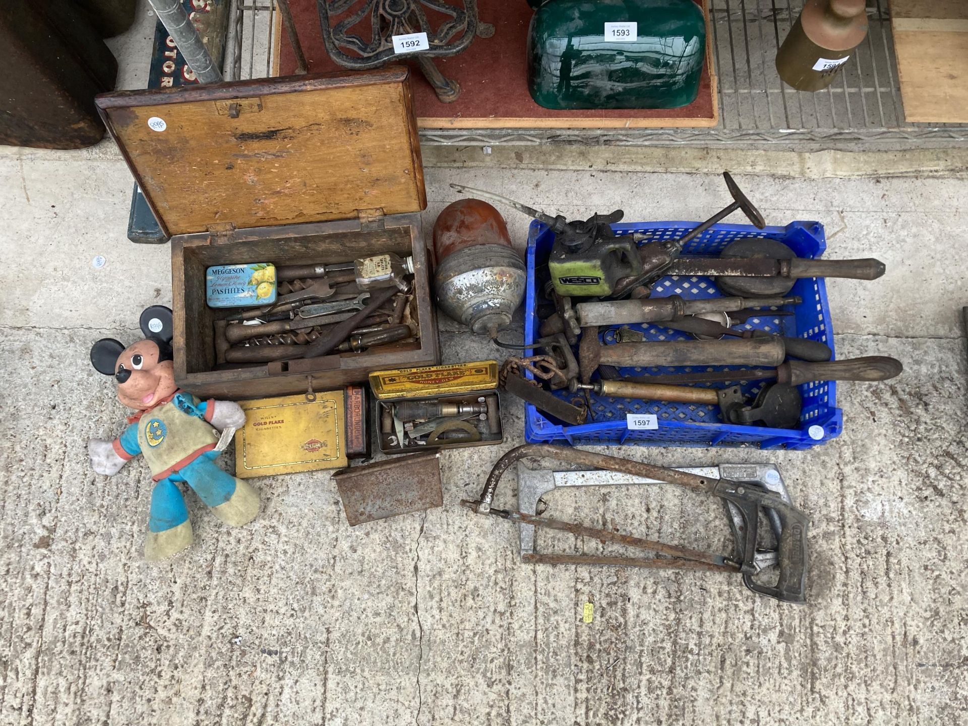 AN ASSORTMENT OF VINTAGE TOOLS TO INCLUDE FILES, RASPS, SPANNERS AND SAWS ETC
