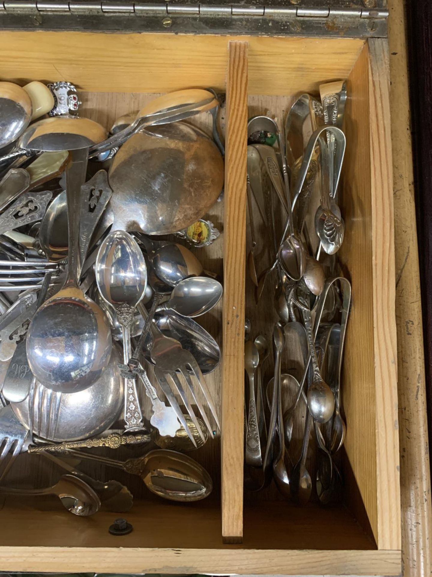 A QUANTITY OF VINTAGE FLATWARE TO INCLUDE A LARGE AMOUNT OF SUGAR TONGS, IN A WOODEN BOX - Image 4 of 4