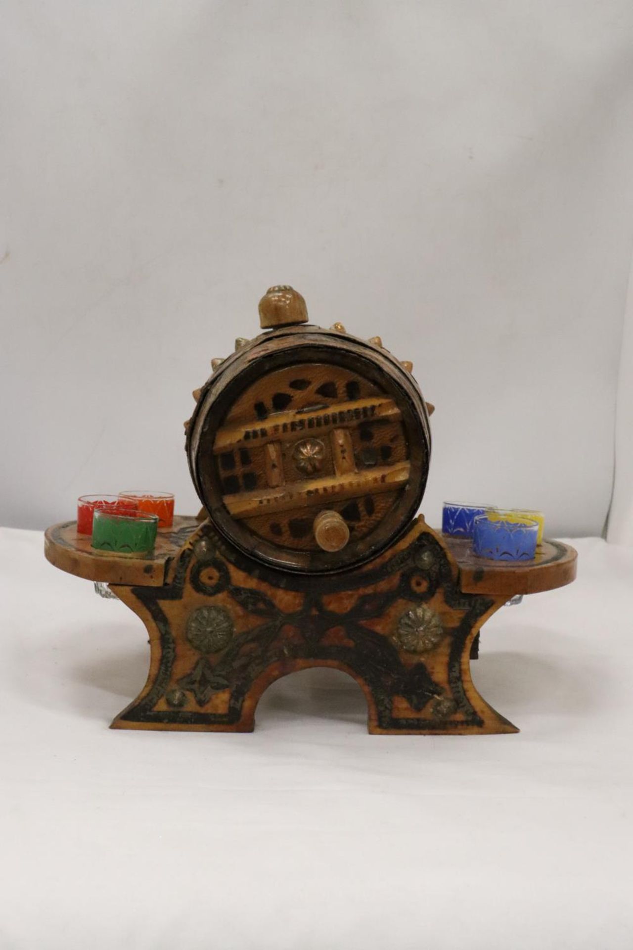 A SMALL VINTAGE BARREL WITH SIX GLASSES - 1 A/F - Image 2 of 7