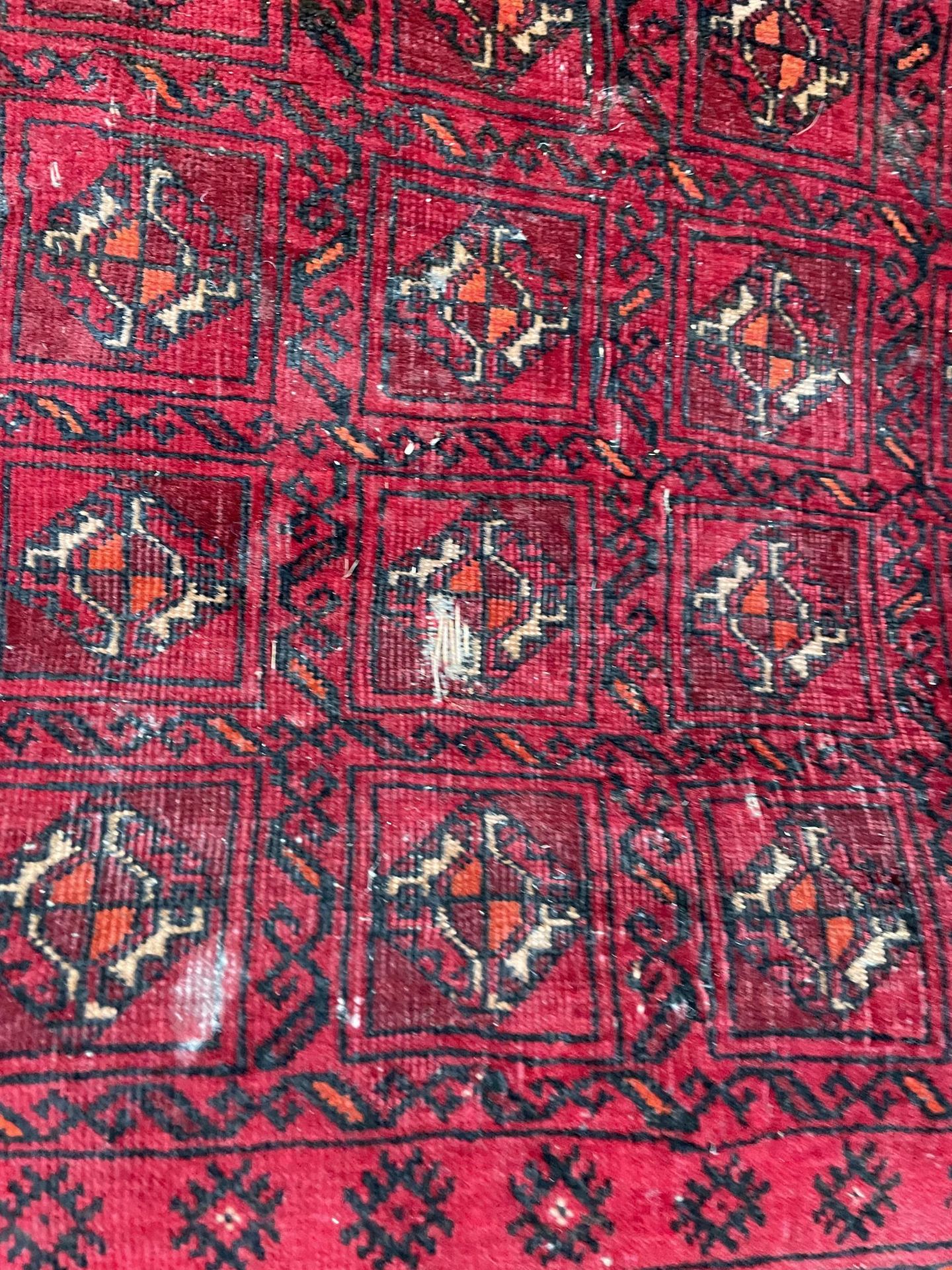 A SMALL RED PATTERNED FRINGED RUG - Bild 3 aus 3