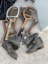 AN ASSORTMENT OF VINTAGE SPORTS EQUIPMENT TO INCLUDE TENNIS RACKETS AND ICE SKATES ETC