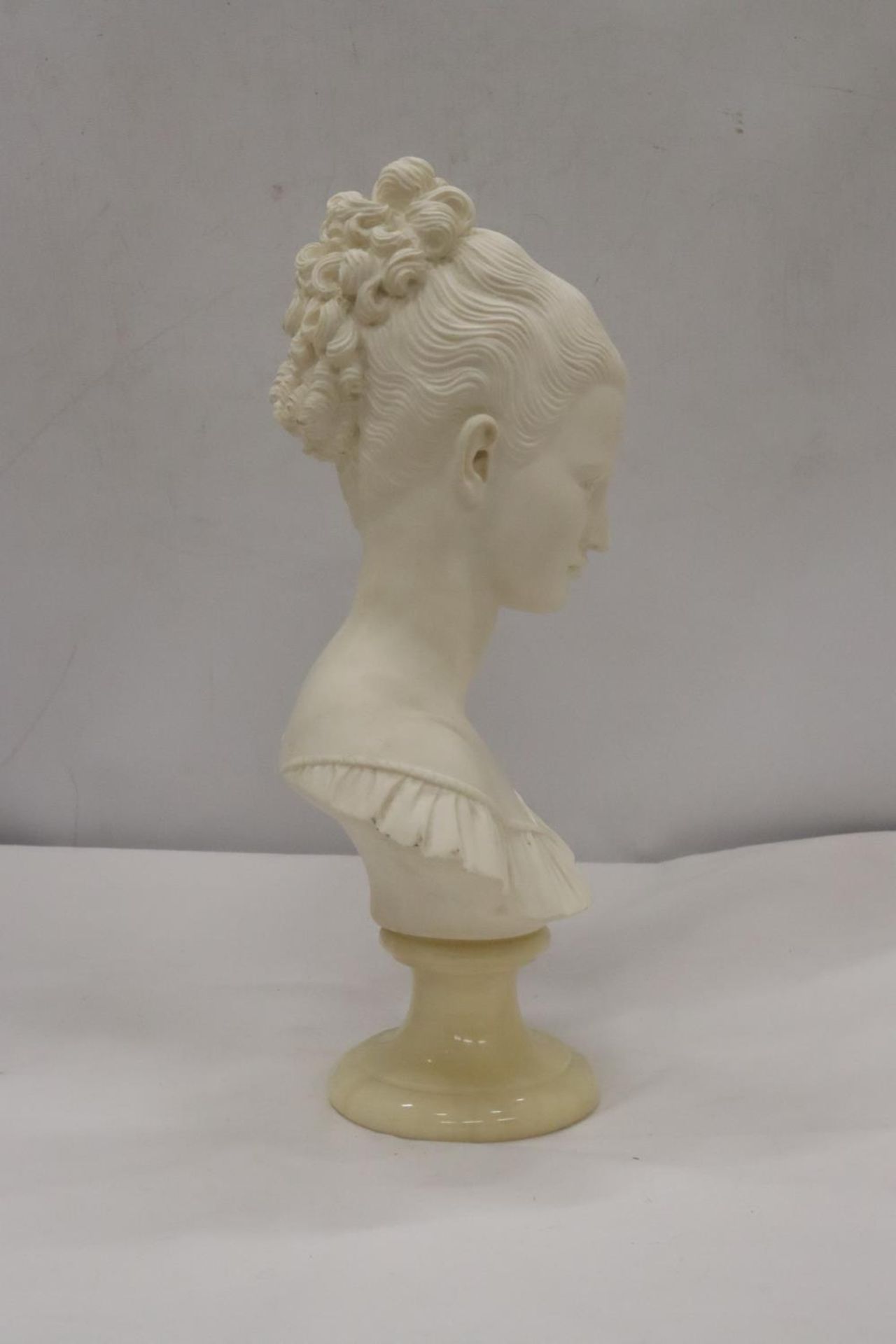 A BUST OF A LADY ON A MARBLE PLINTH, HEIGHT 33CM - Bild 4 aus 4