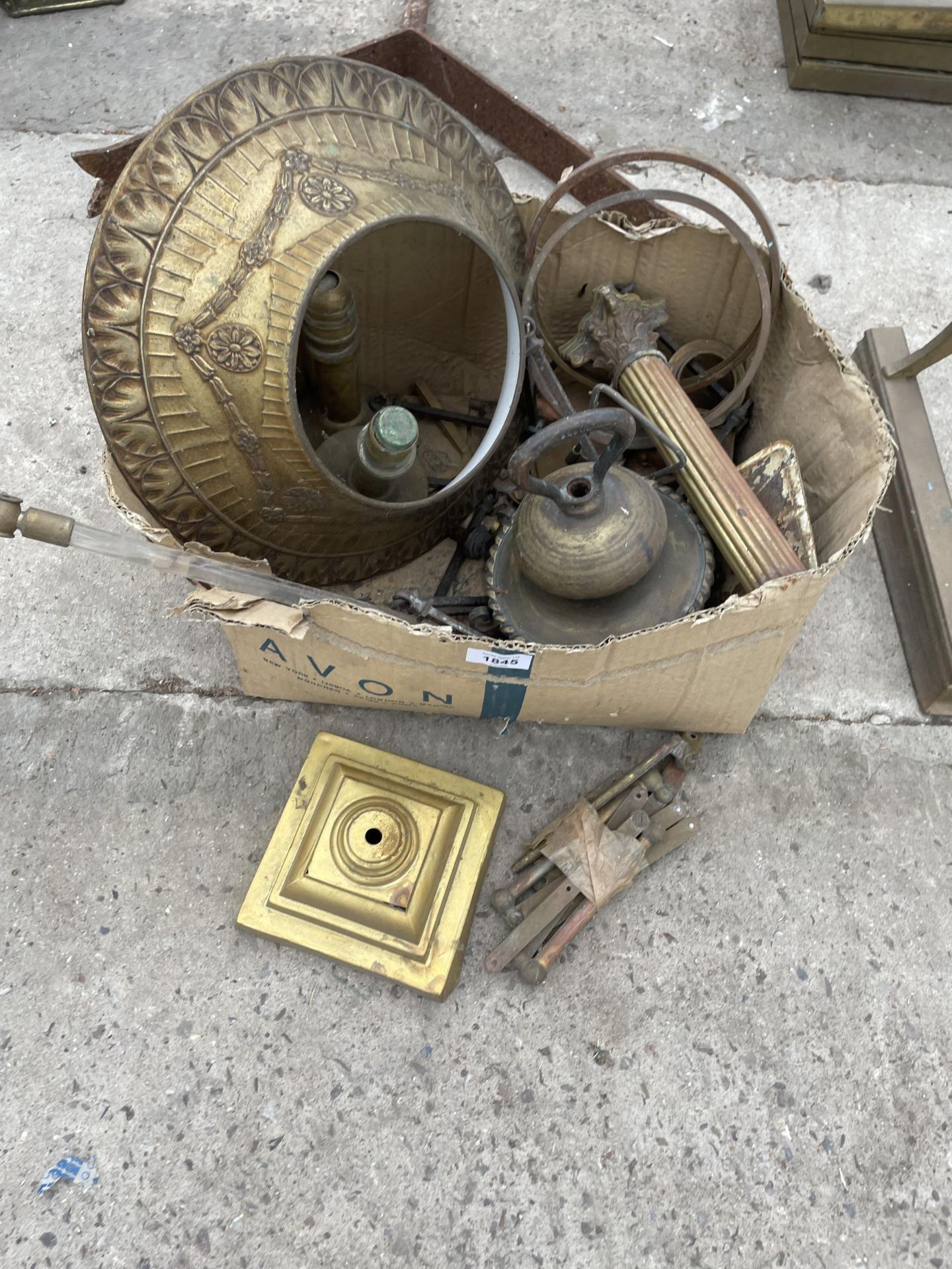 A VINTAGE DECORATIVE BRASS FIRE FENDER AND A BRASS LAMP BASE - Image 4 of 6