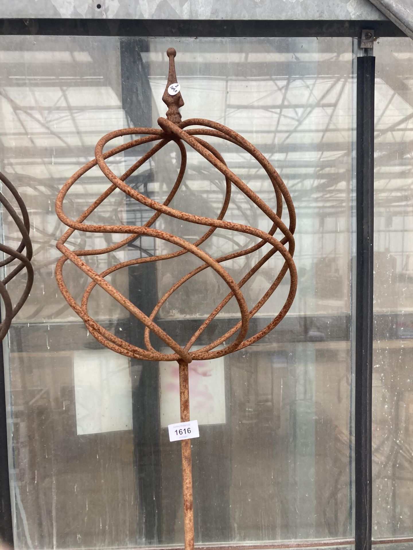 A METAL TWISTED LOLLIPOP GARDEN FEATURE (H:198CM) - Image 2 of 3
