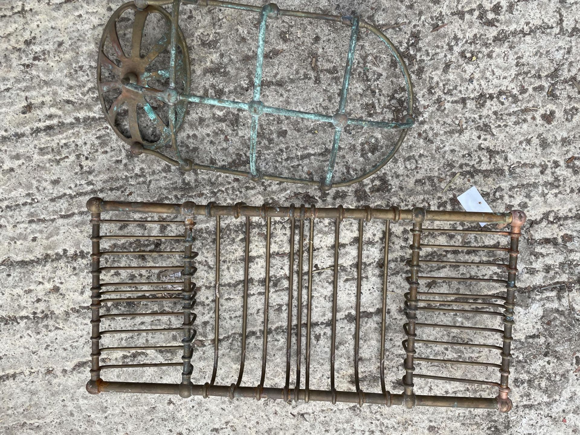AN ASSORTMENT OF VINTAGE METAL WALL RACKS AND TRAYS ETC - Image 3 of 3
