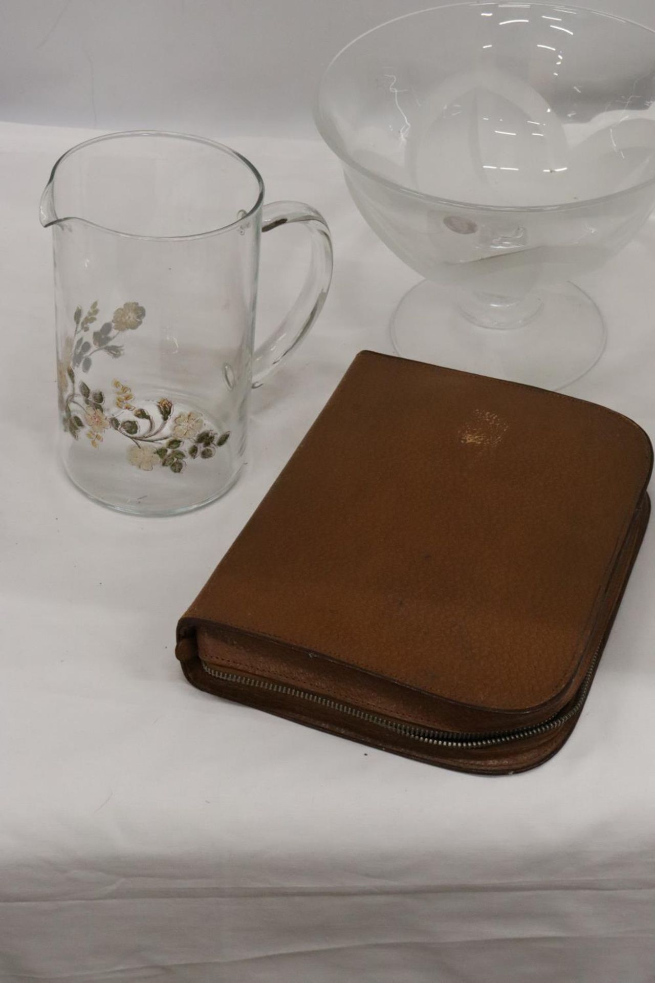 THREE ITEMS TO INCLUDE A GLASS BOWL, DECORATIVE GLASS JUG AND A GENTS TRAVEL CASE - Image 5 of 6