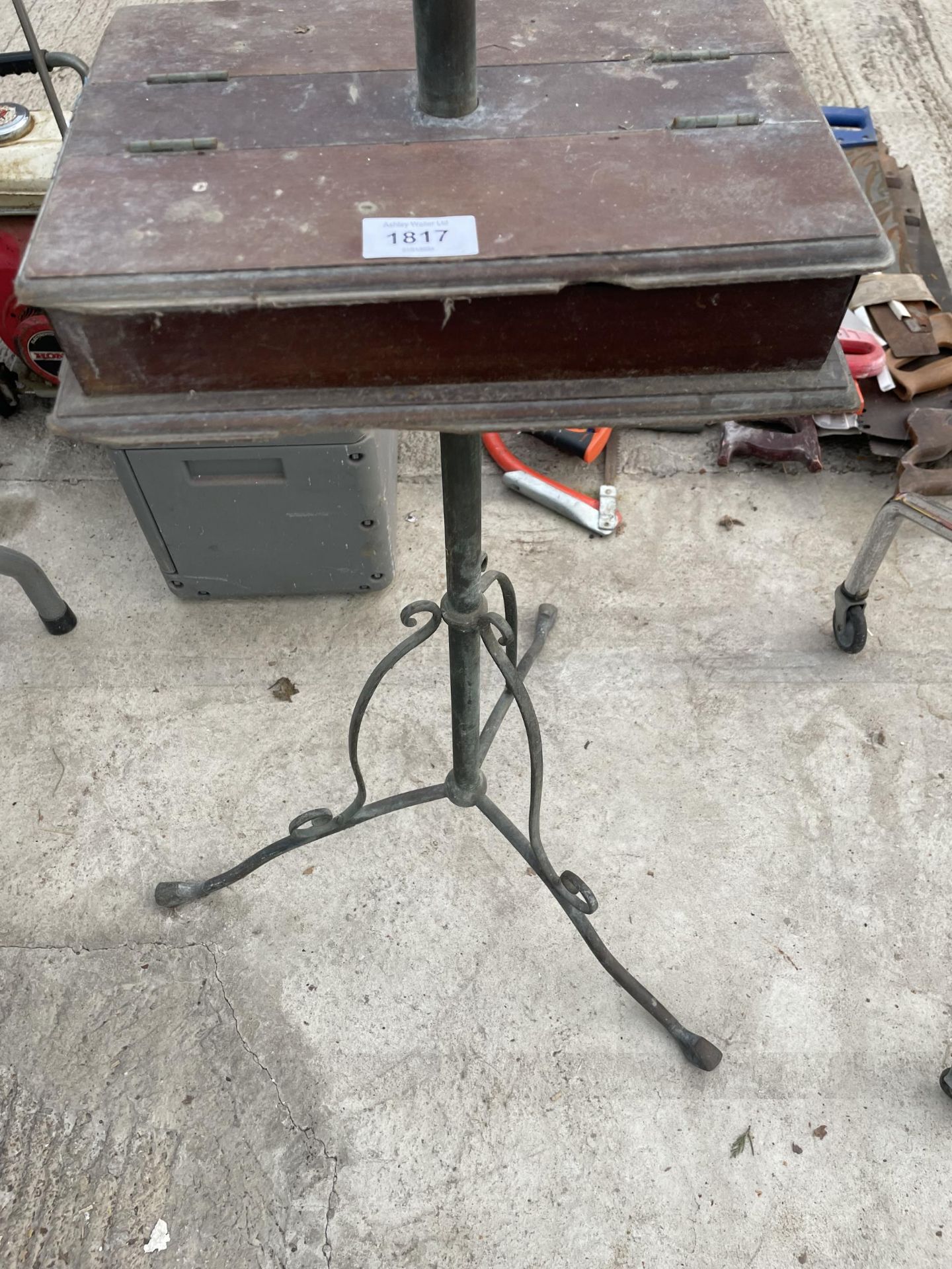 A VINTAGE BRASS TRIPOD STAND WITH CENTRAL WOODEN STORAGE COMPARTMENT - Image 2 of 3