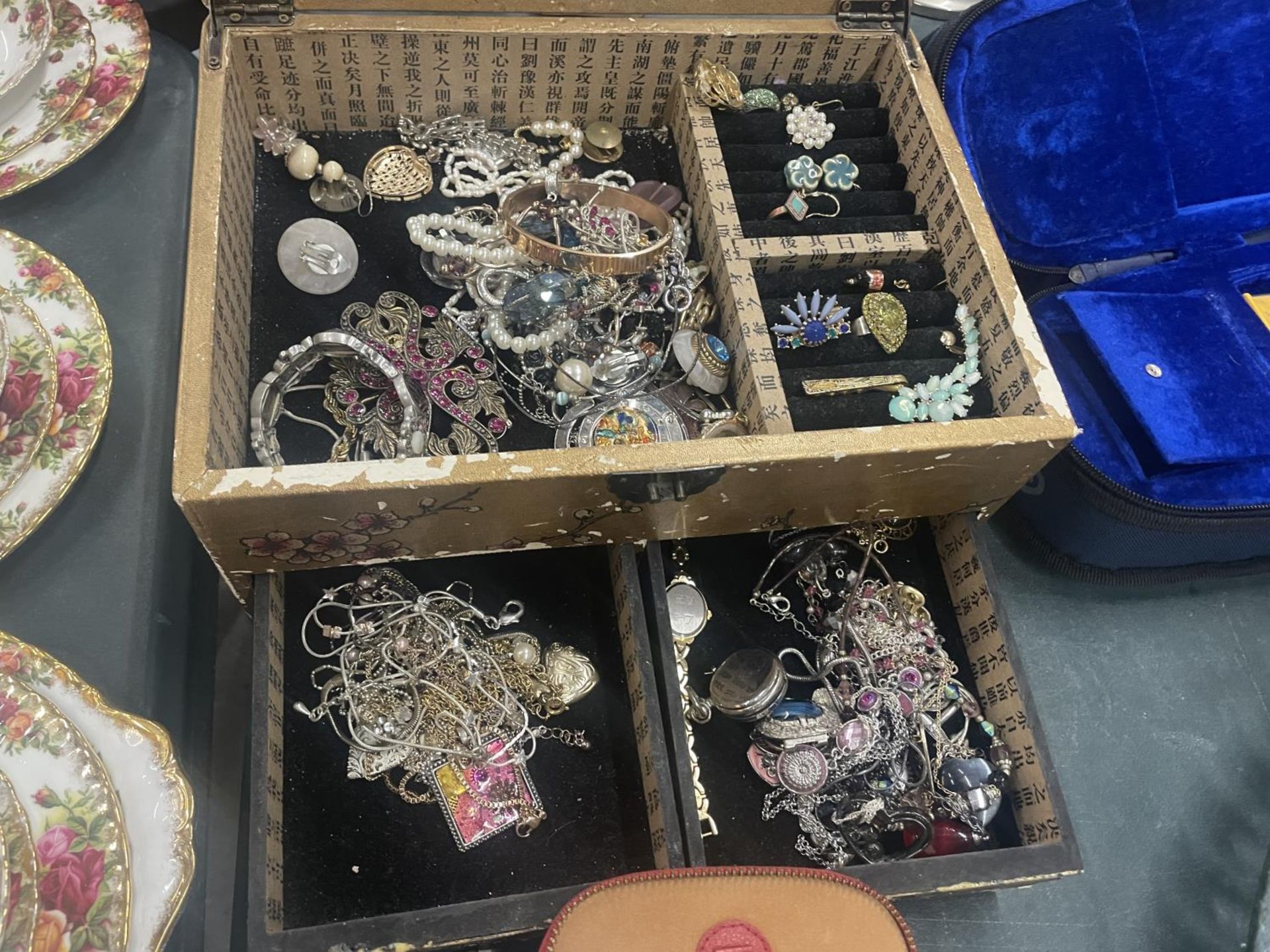 A LARGE QUANTITY OF COSTUME JEWELLERY TO INCLUDE RINGS, NECKLACES, BANGLES, PENDANTS, ETC PLUS A - Bild 3 aus 3