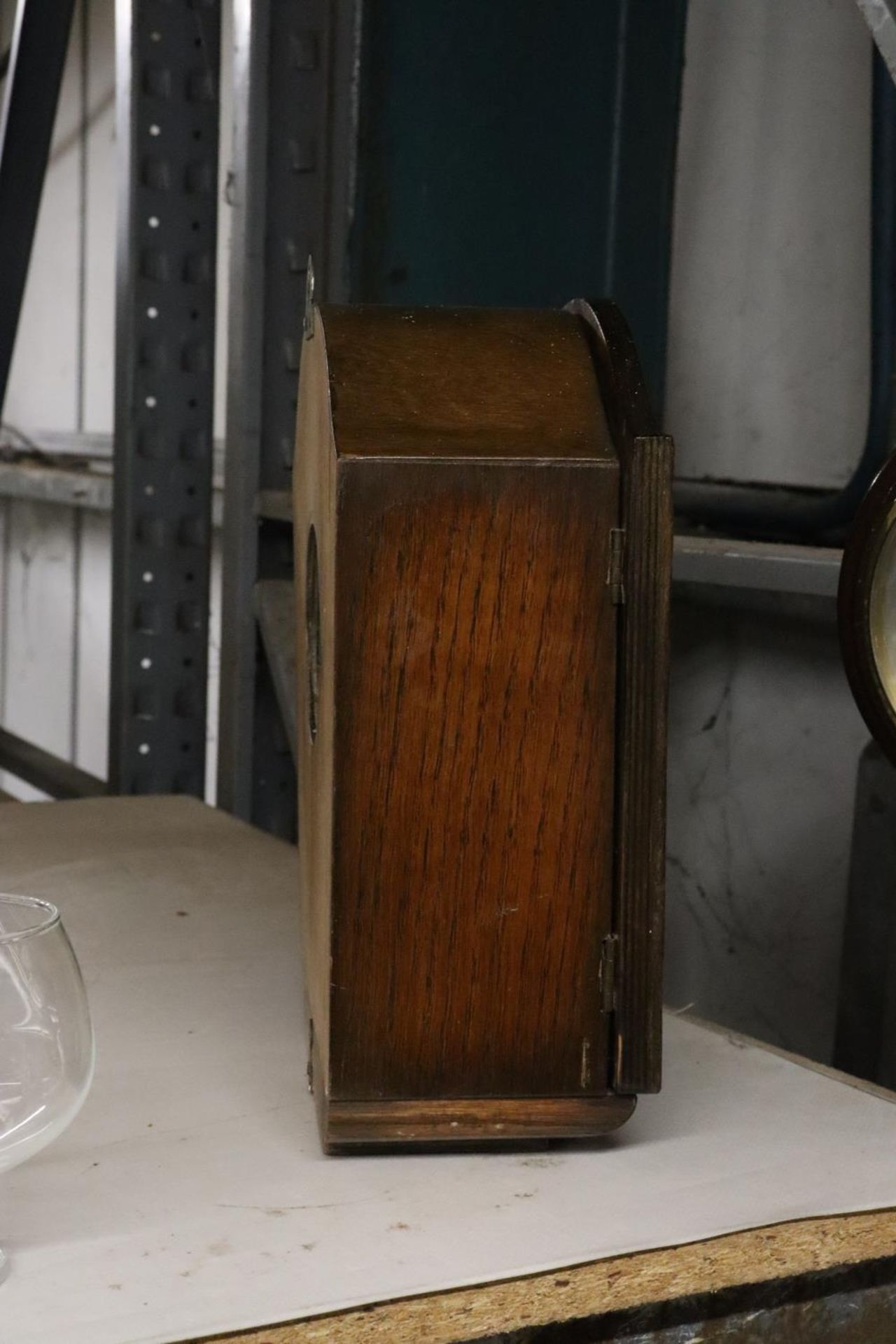 A VINTAGE MAHOGANY CASED MANTLE CLOCK AND BAROMETER - Image 4 of 4