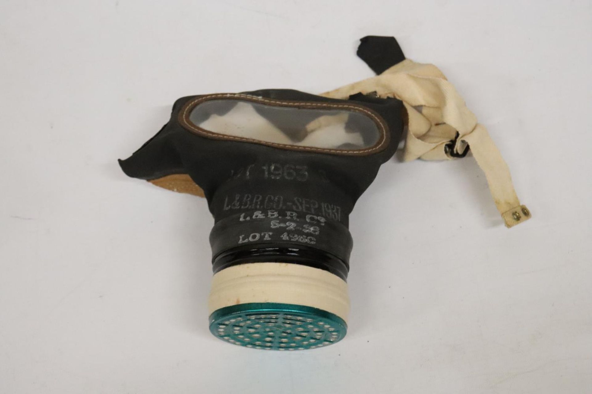 A WORLD WAR II GAS MASK IN ORIGINAL BOX - Image 4 of 5