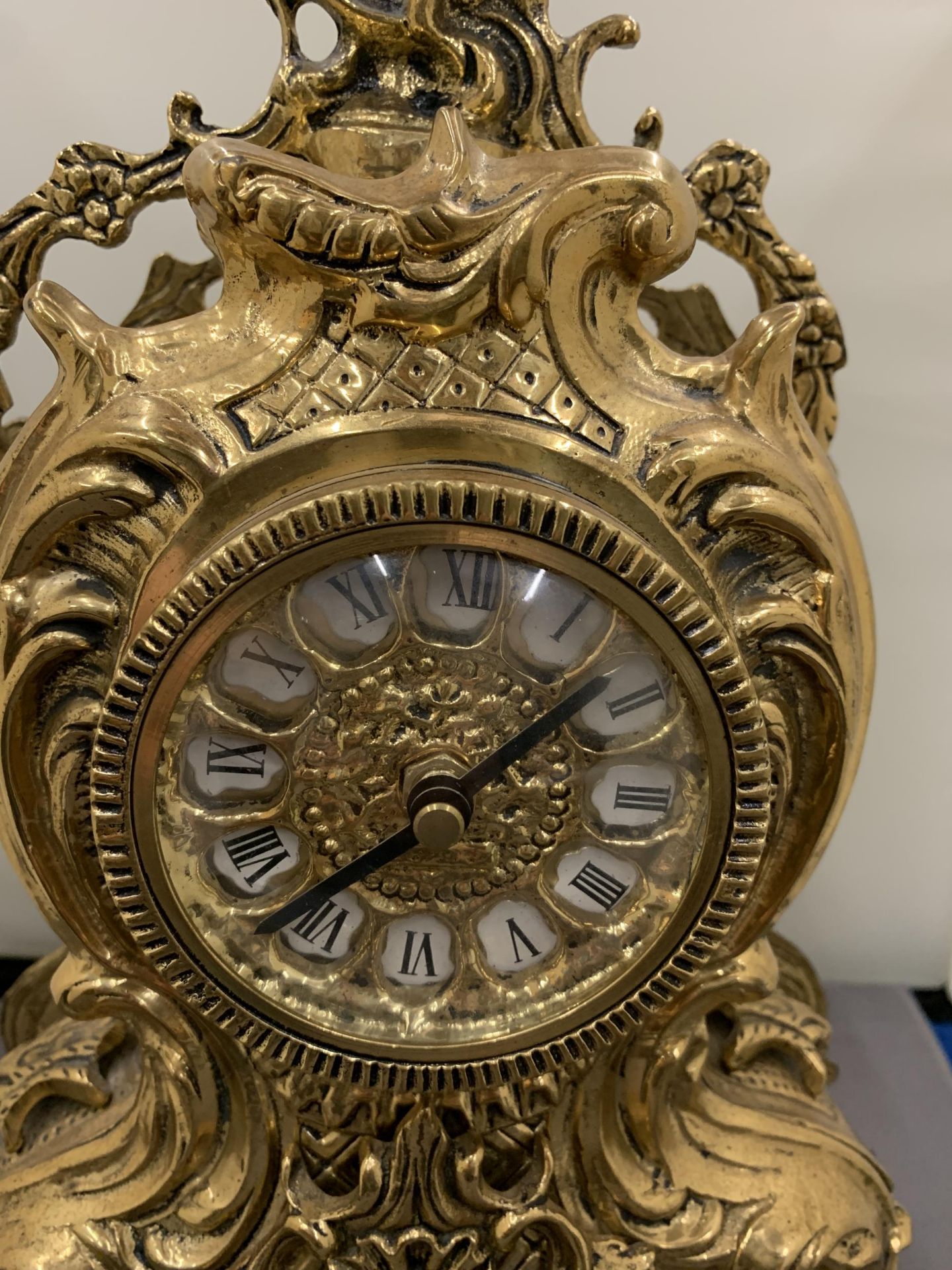 AN ORNATE GILT MANTLE CLOCK WITH ROMAN NUMERALS - Image 2 of 5
