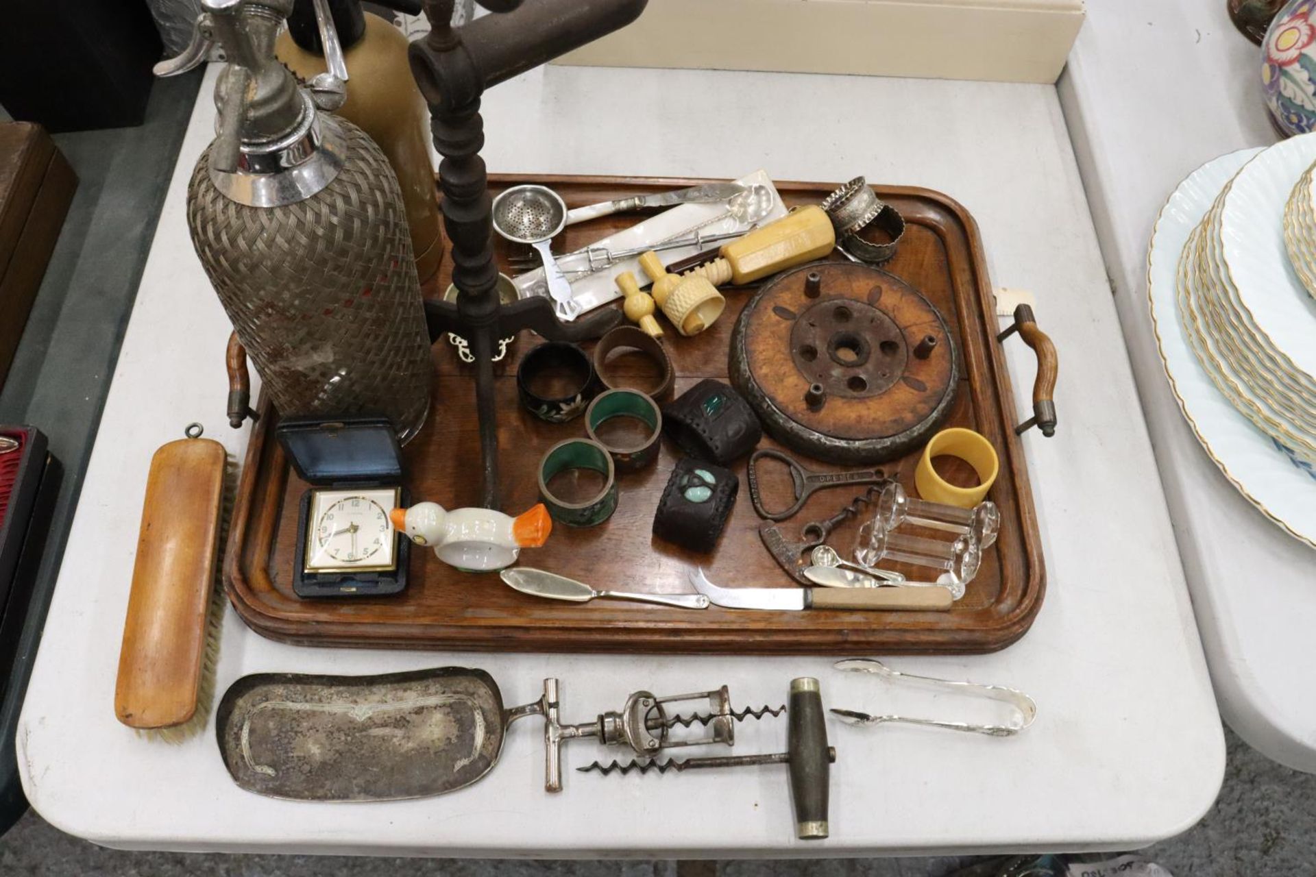 A MIXED VINTAGE LOT TO INCLUDE AN OAK HANDLED TRAY, NAPKIN RINGS, SODA SYPHONS, KNIFE RESTS, - Image 3 of 5