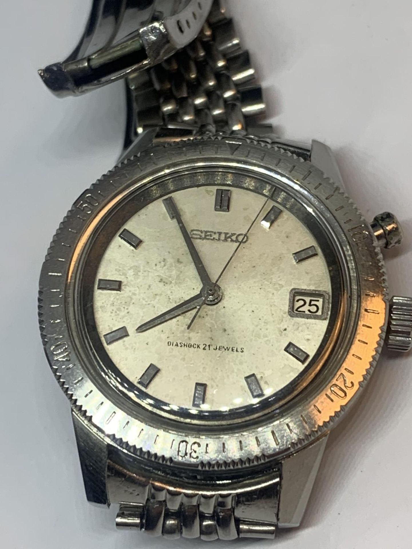 A SEIKO MONOPUSHER CHRONOGRAPH WATCH 5717-8990 SEEN WORKING BUT NO WARRANTY - Image 2 of 4