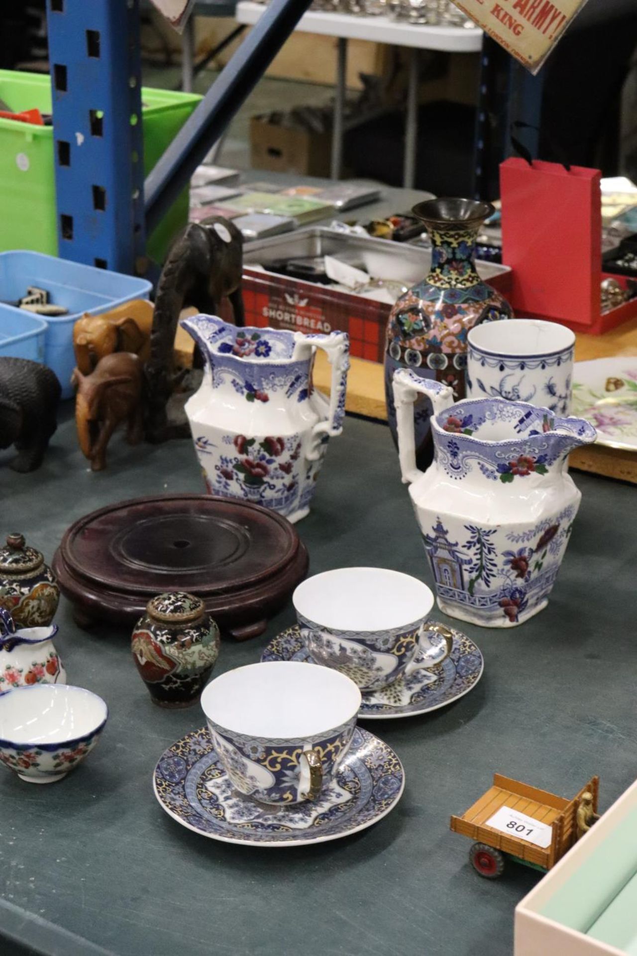 A QUANTITY OF VINTAGE CERAMICS TO INCLUDE RUSSIAN BOXES, ORIENTAL PATTERNED JUGS, CLOISONNE VASE AND - Image 7 of 7