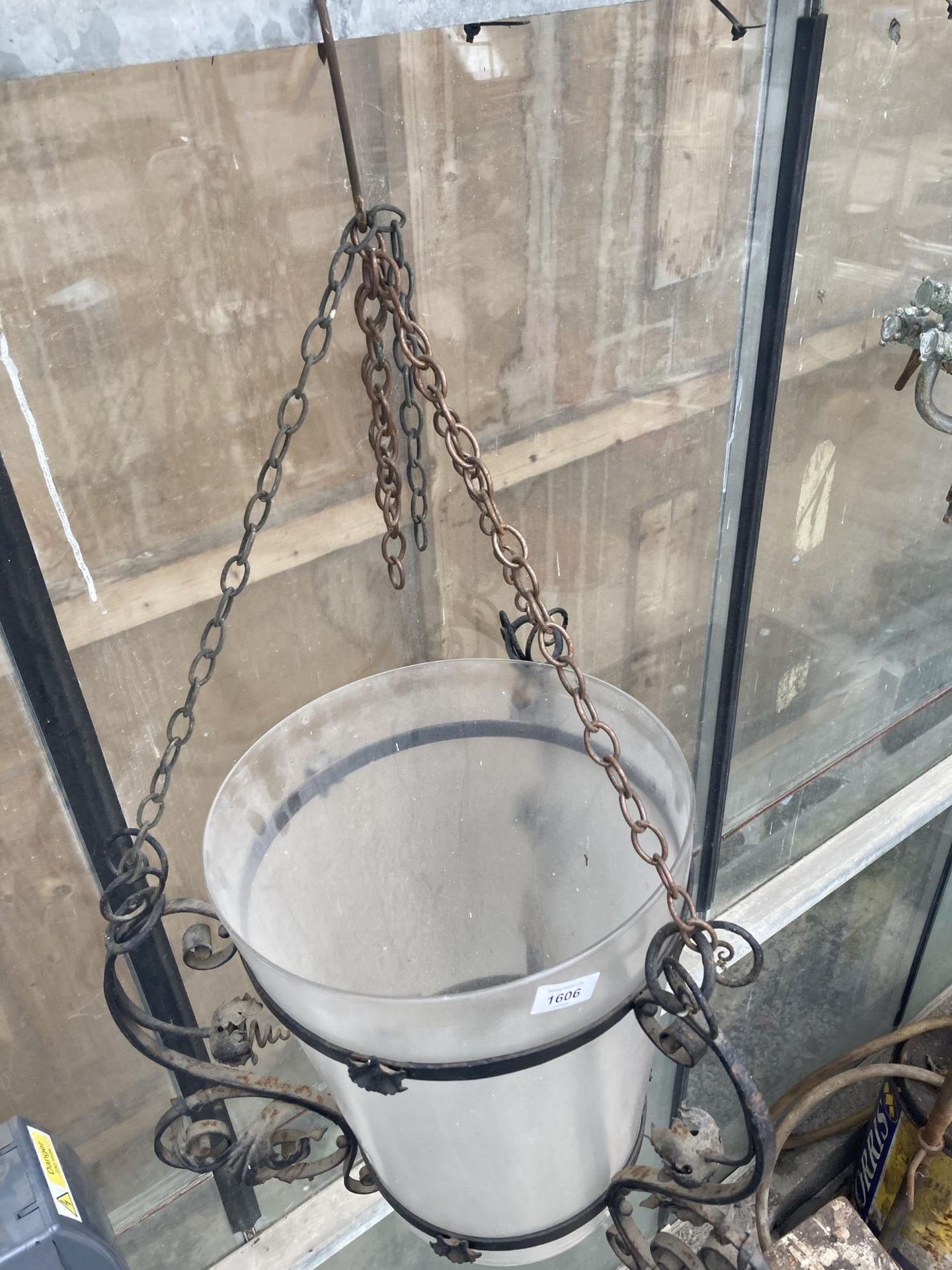 A LARGE VINTAGE FROSTED GLASS LIGHT SHADE WITH METAL DETAIL AND HANGING CHAINS - Bild 3 aus 3