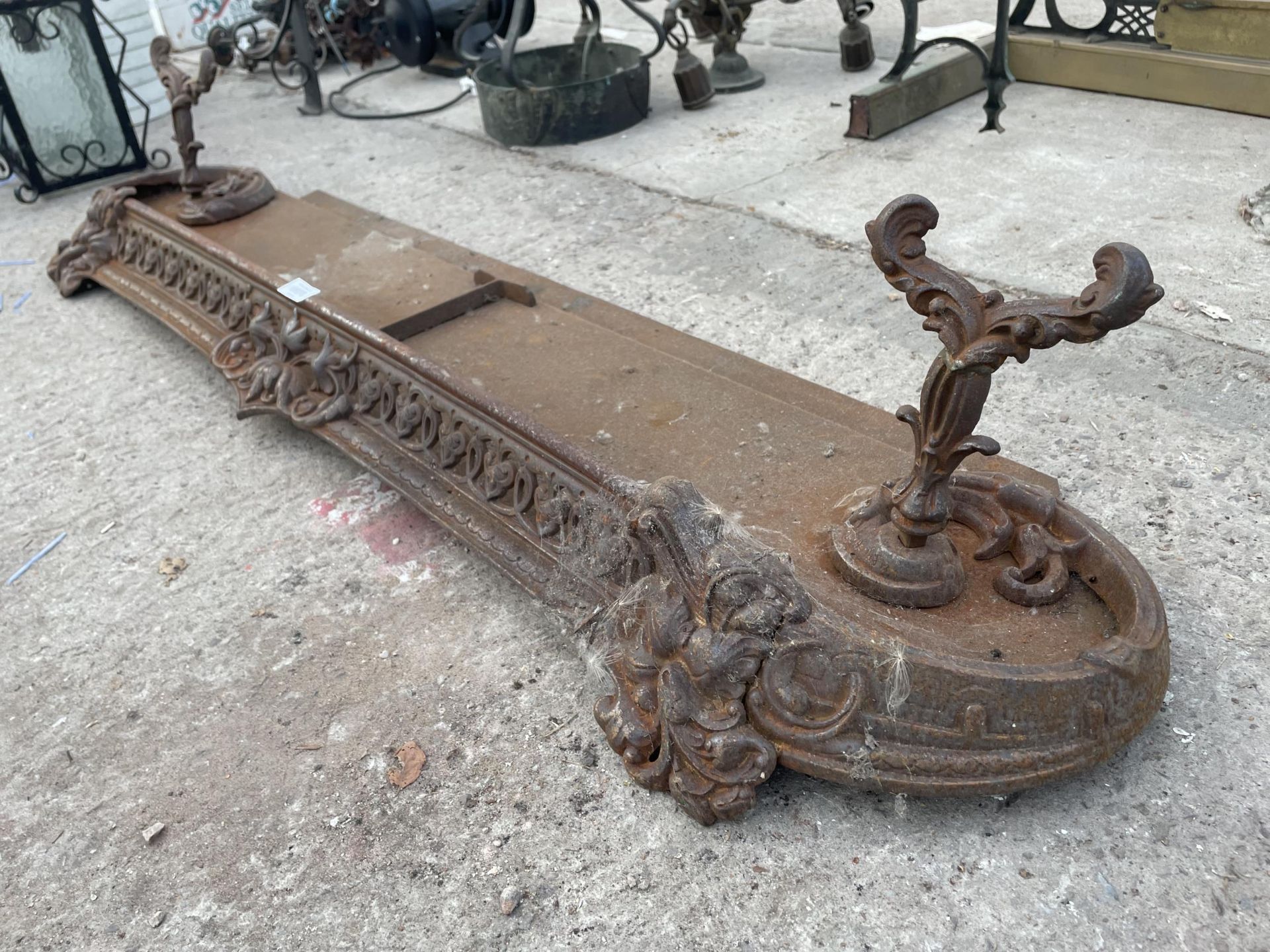 A VINTAGE HEAVILY DECORATED CAST IRON FIRE FENDER - Image 2 of 2