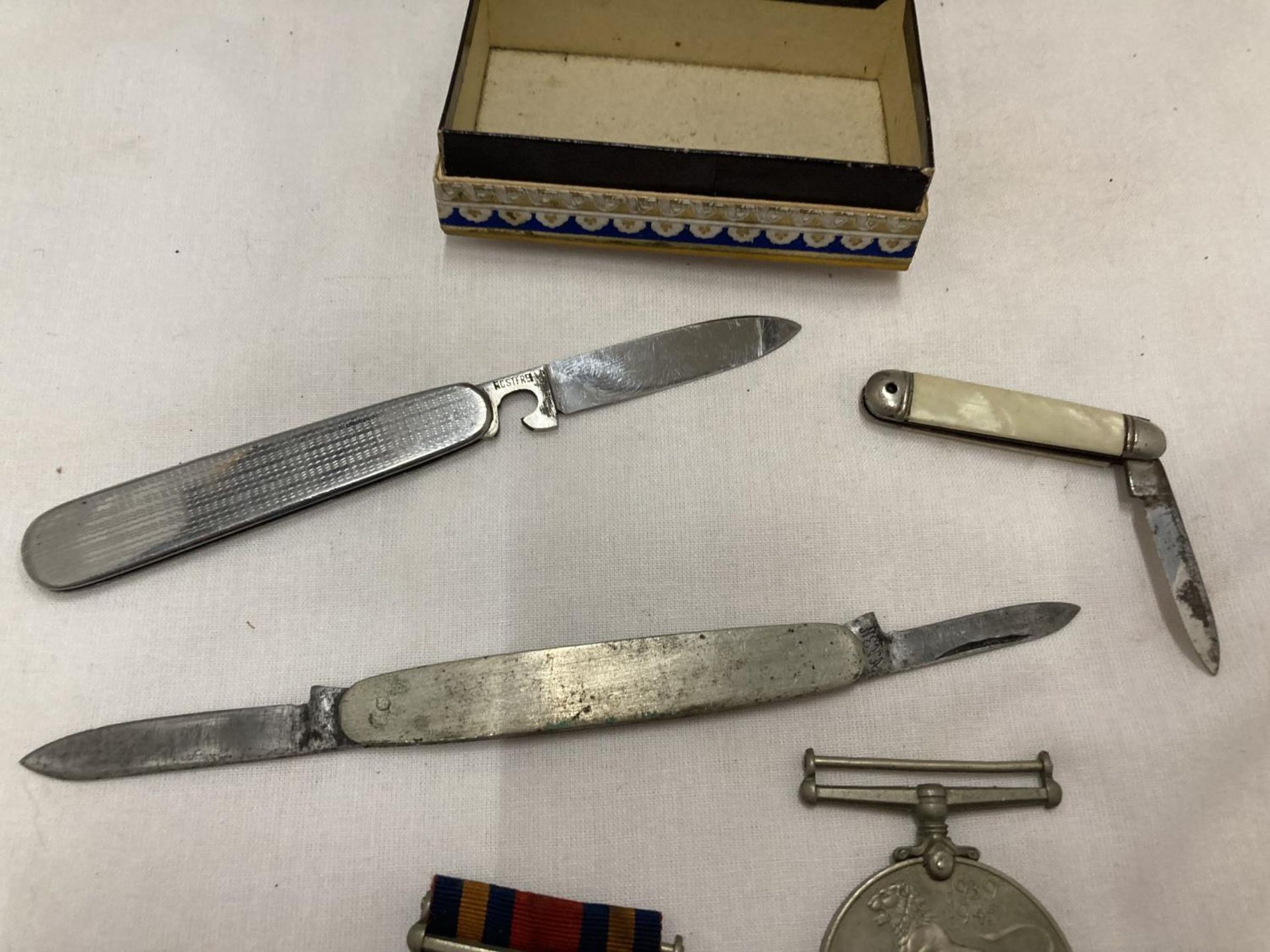 A 1939/45 MILITARY MEDAL, A DEFENCE MEDAL AND TWO PENKNIVES - Image 4 of 5