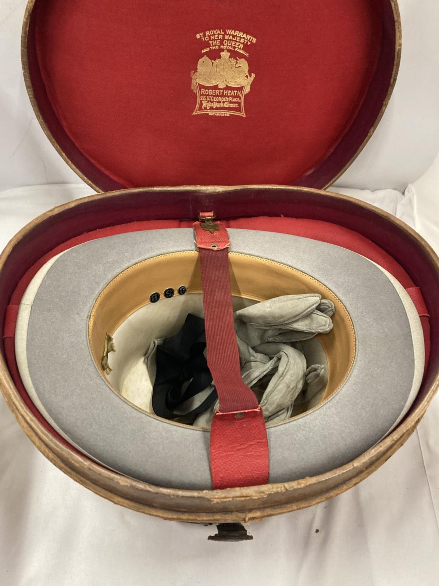 A VINTAGE WOODROW PICCADILLY LONDON GREY TOP HAT AND GLOVES IN A ROBERT HEATH LEATHER HAT BOX - Image 5 of 6