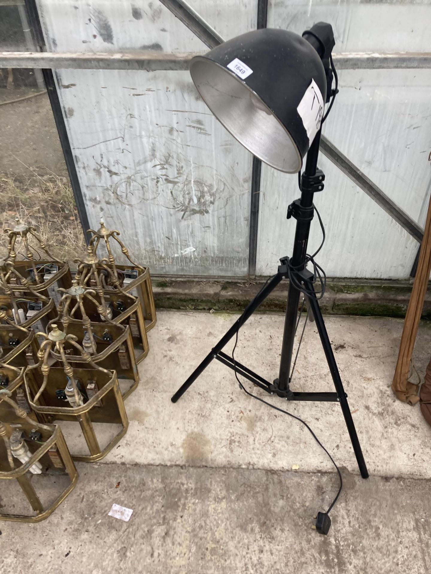 A RETRO FLOOR LAMP WITH TRIPOD STAND