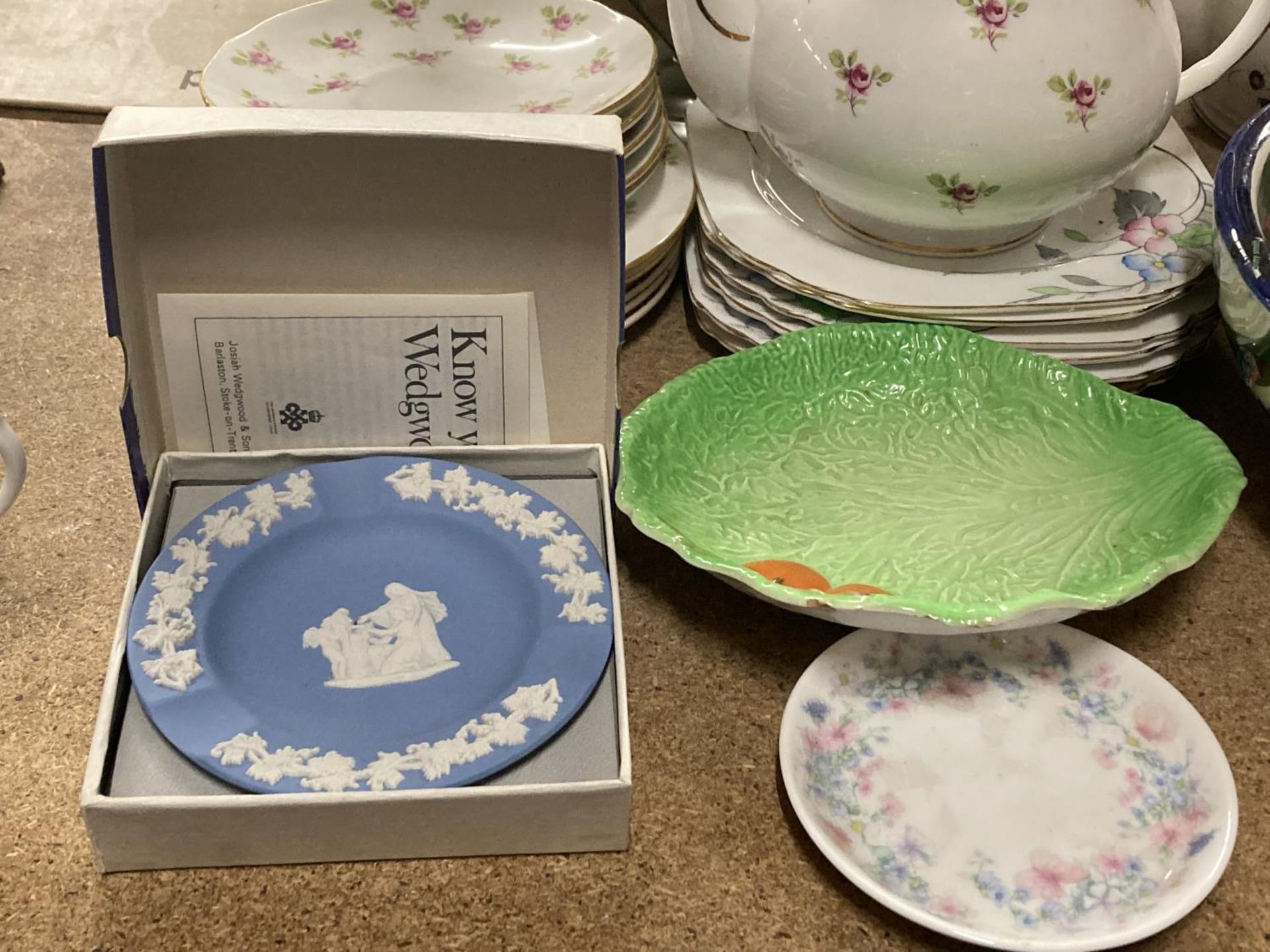 VARIOUS CERAMICS TO INCLUDE WEDGWOOD, CARLTON WARE, A RETRO METAL STAND WITH CUPS AND SAUCERS ETC - Image 3 of 6