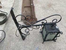 A VINTAGE WALL MOUNTED METAL LIGHT FITTING WITH BRACKET