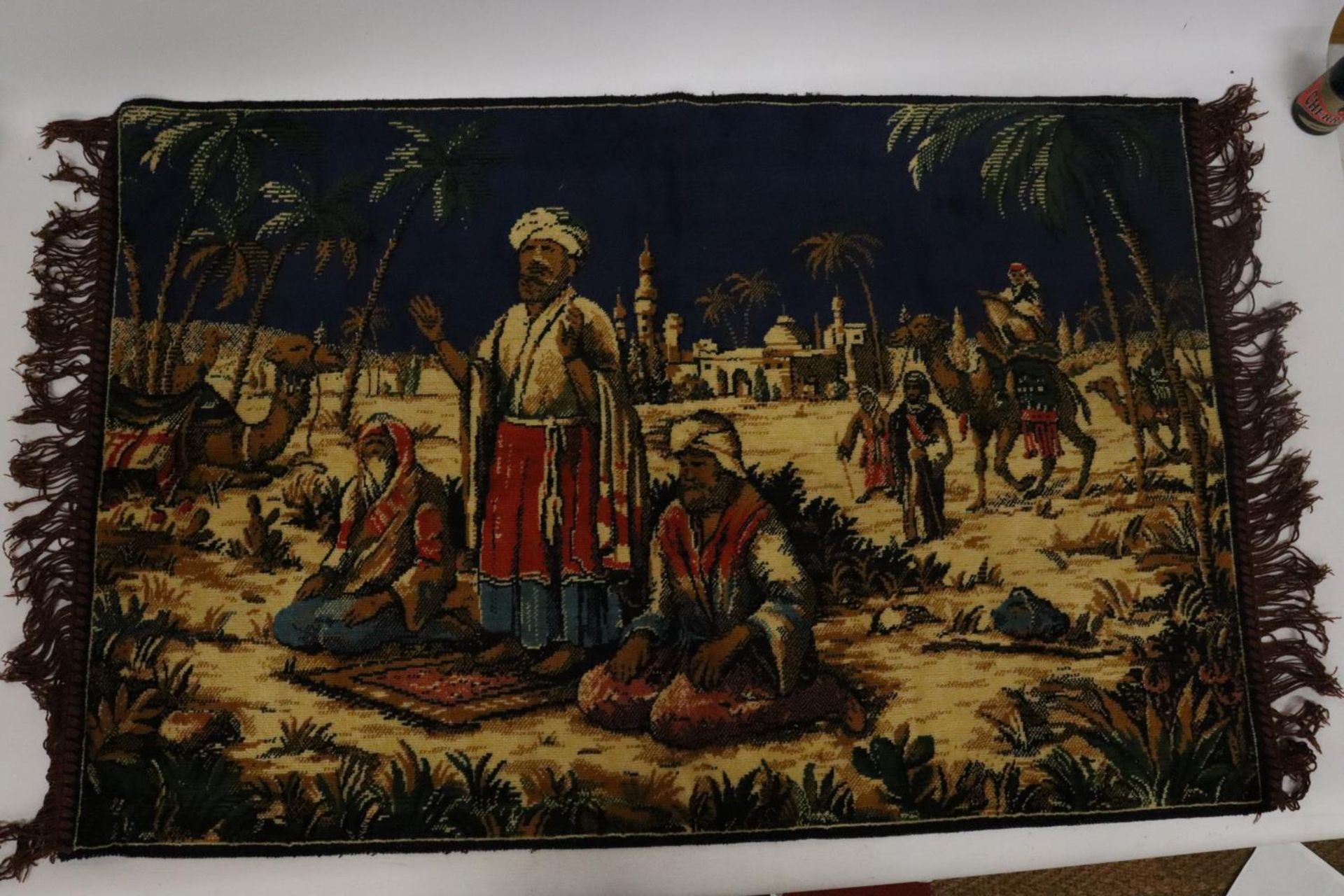 A COLOURFUL EGYPTIAN STYLE RUG WITH CAMELS, FIGURES, DESERT, PALM TREES, ETC, 106CM X 68CM - Bild 3 aus 4