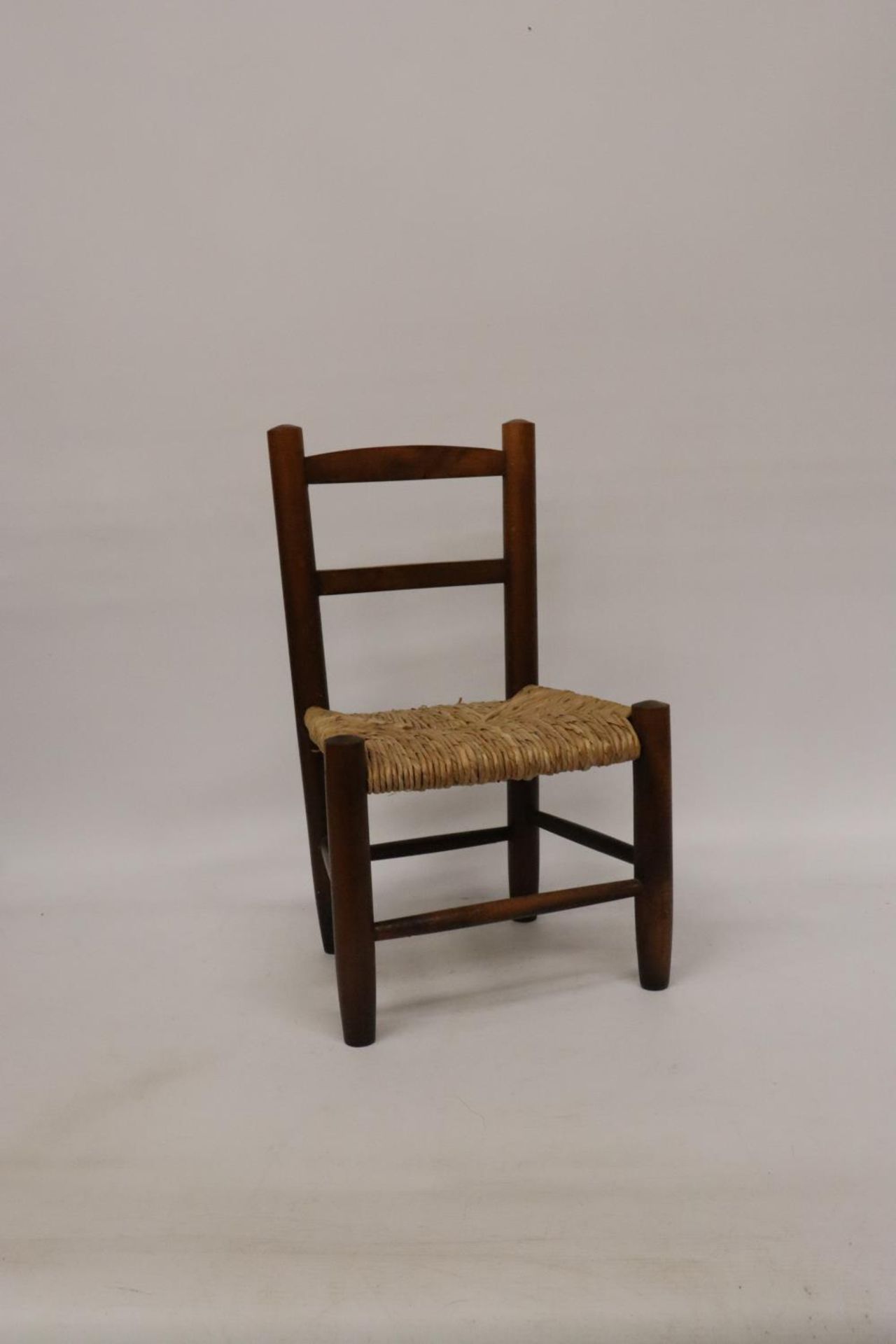 A VINTAGE CHILD'S CHAIR WITH RUSH SEAT - Image 4 of 4