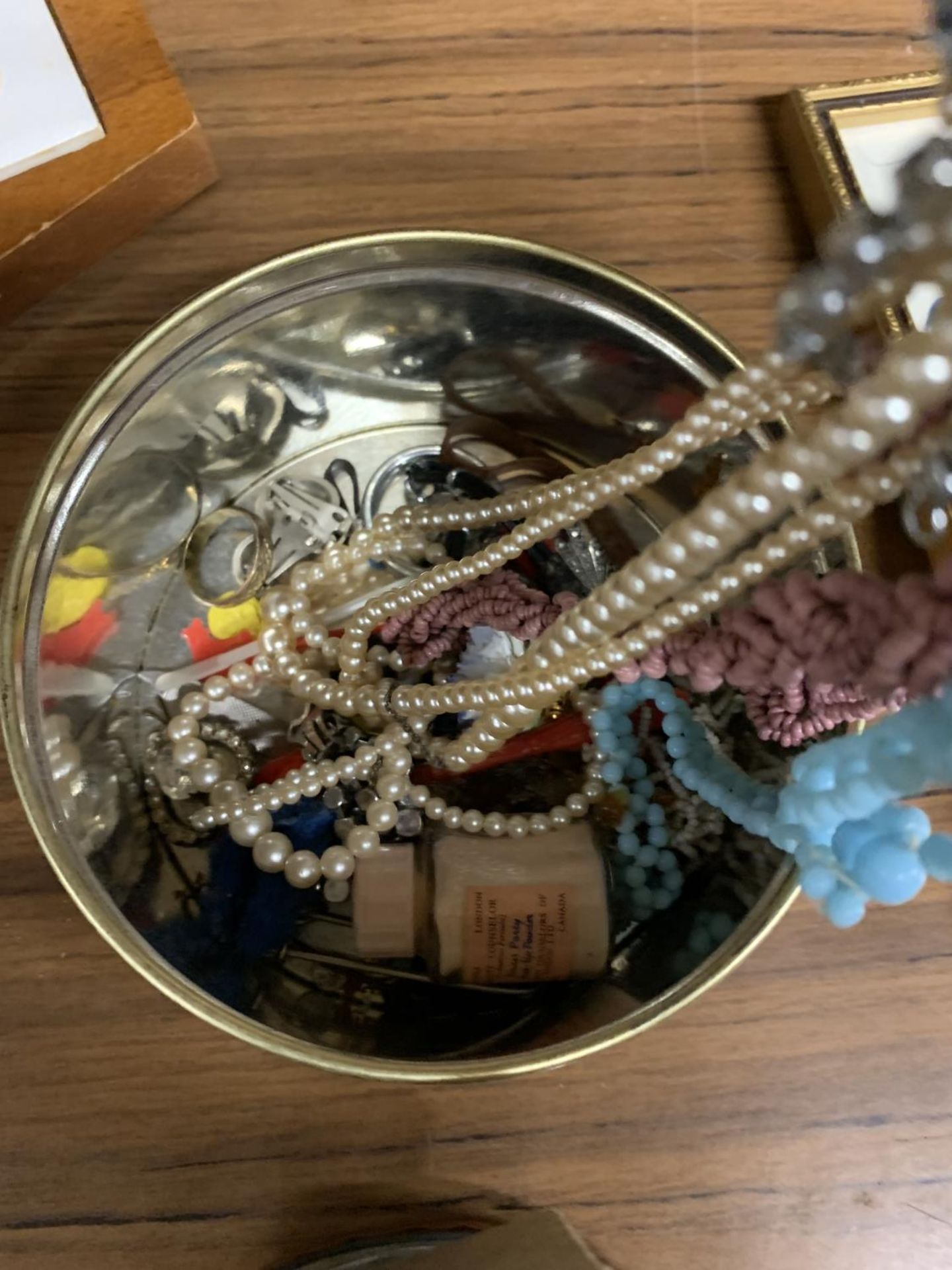 A QUANTITY OF COSTUME JEWELLERY TO INCLUDE NECKLACES, BEADS, BROOCHES, EARRINGS, ETC - Image 3 of 5