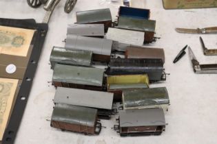 FIFTEEN 'OO' GAUGE ROLLING STOCK